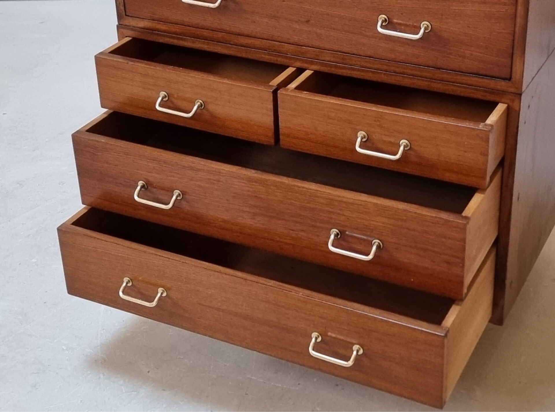 Mid-century drawer cabinet