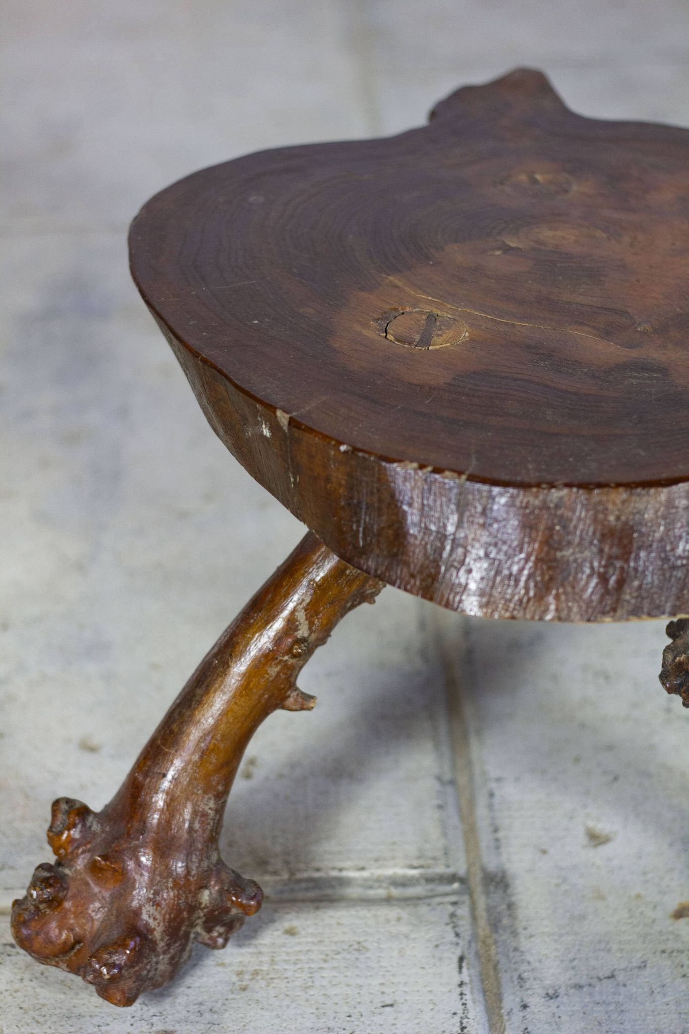 Table d'appoint tripode bois massif brutaliste