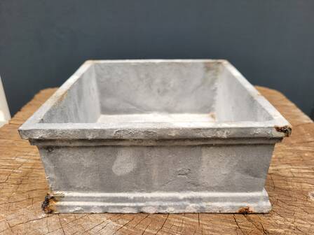 Jardinière carrée en fonte