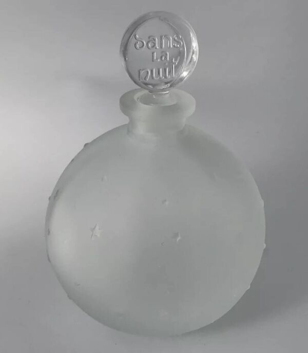 Flacon lalique dans la nuit, en verre dépoli, forme boule