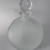 Flacon lalique dans la nuit, en verre dépoli, forme boule