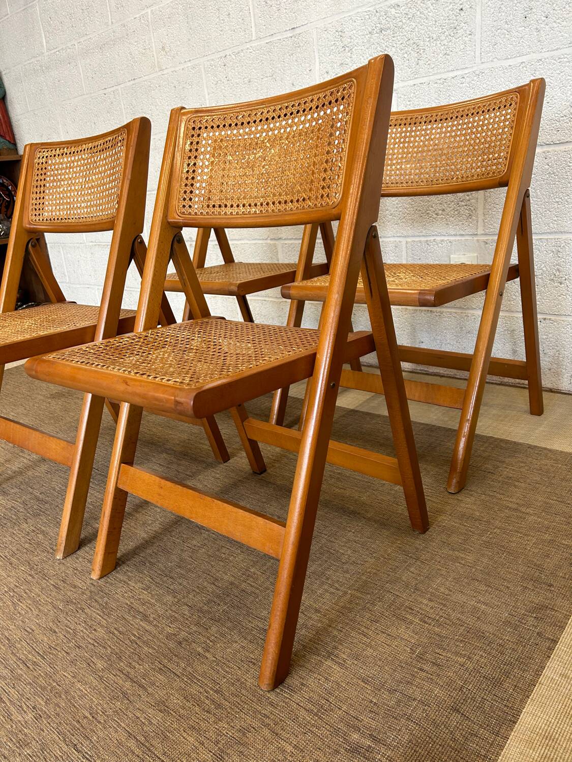 Quatre chaises pliantes cannées 1970