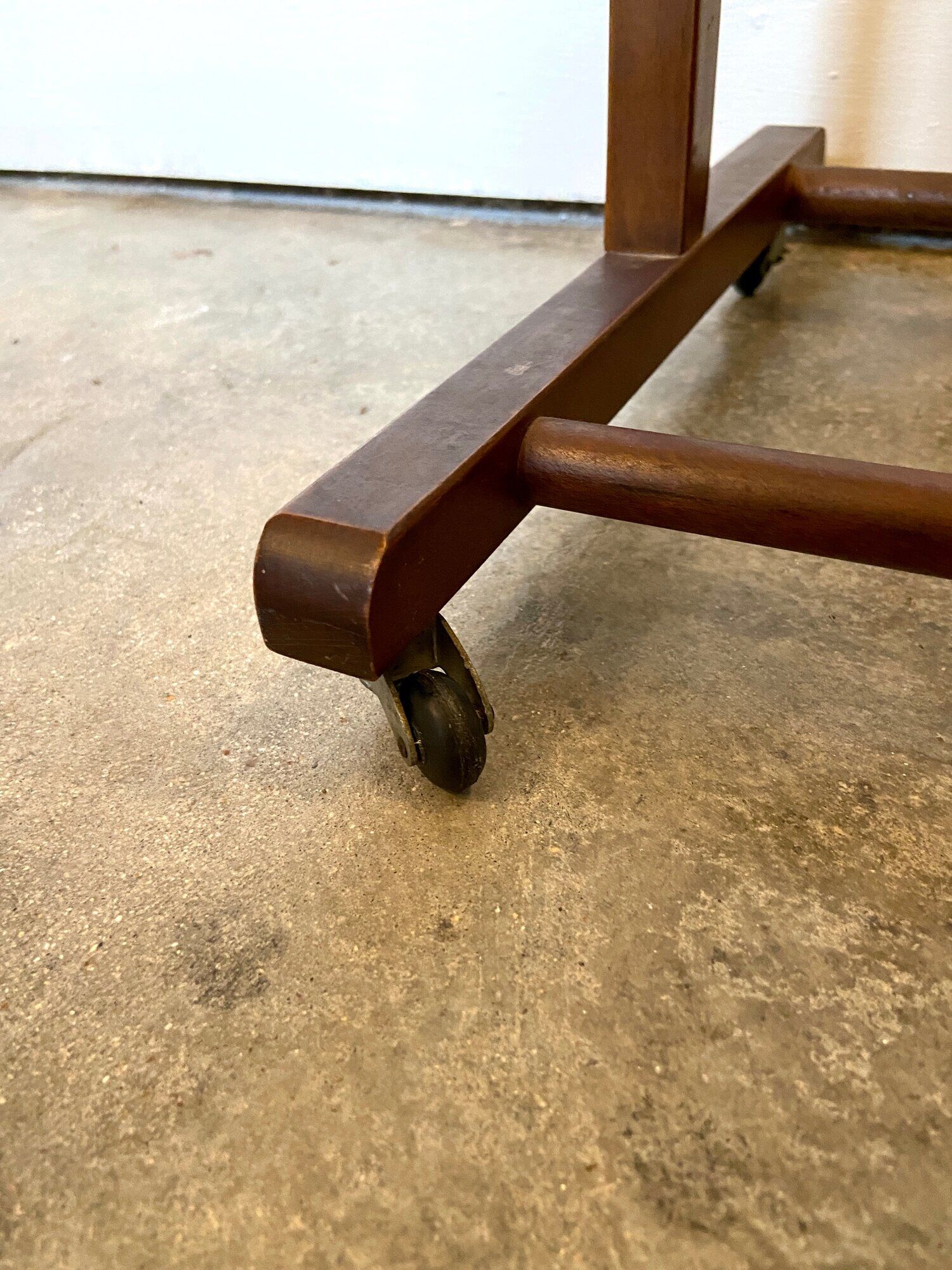 Valet de chambre on dark wood wheels