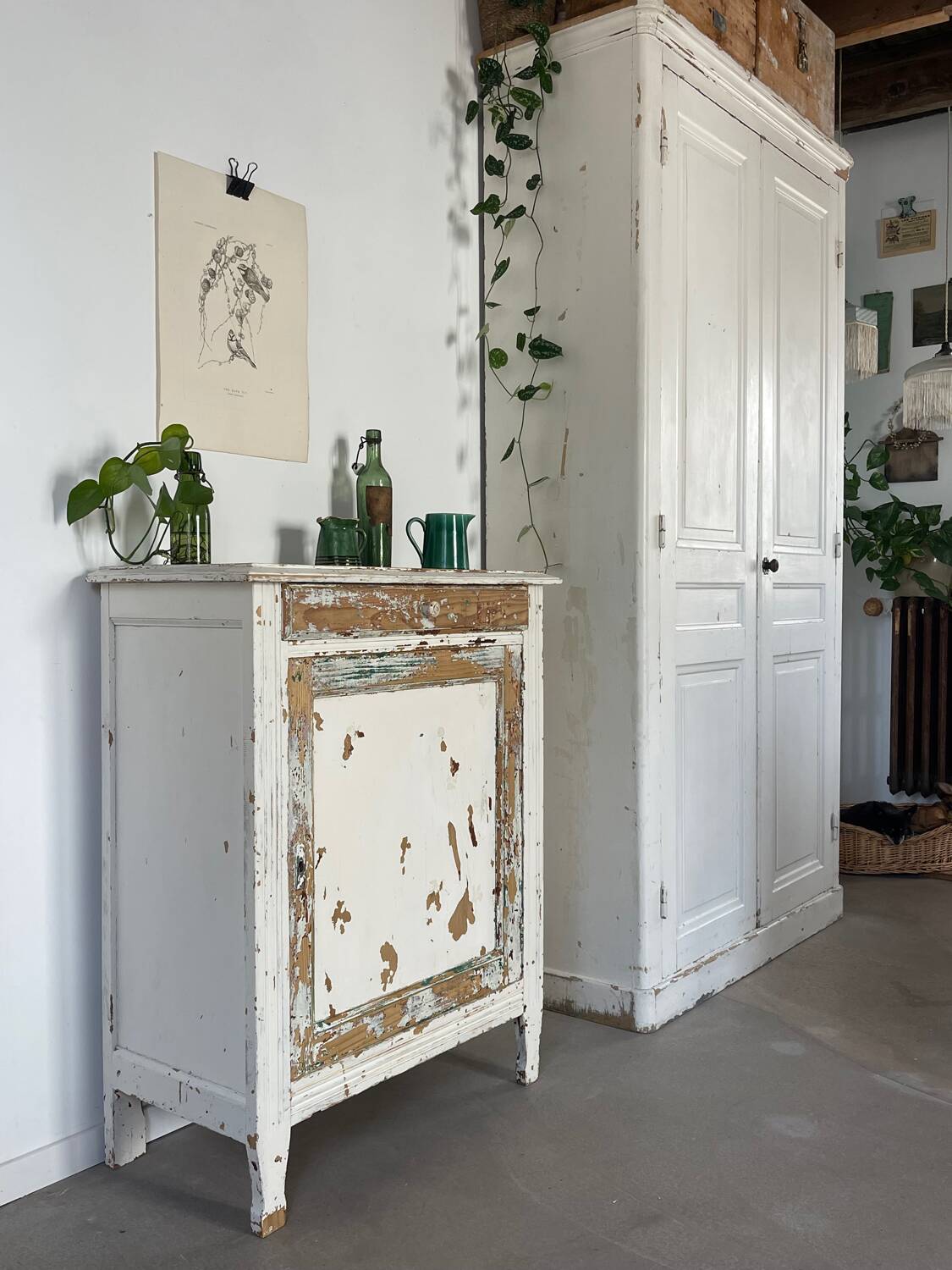 Patinated white jam maker