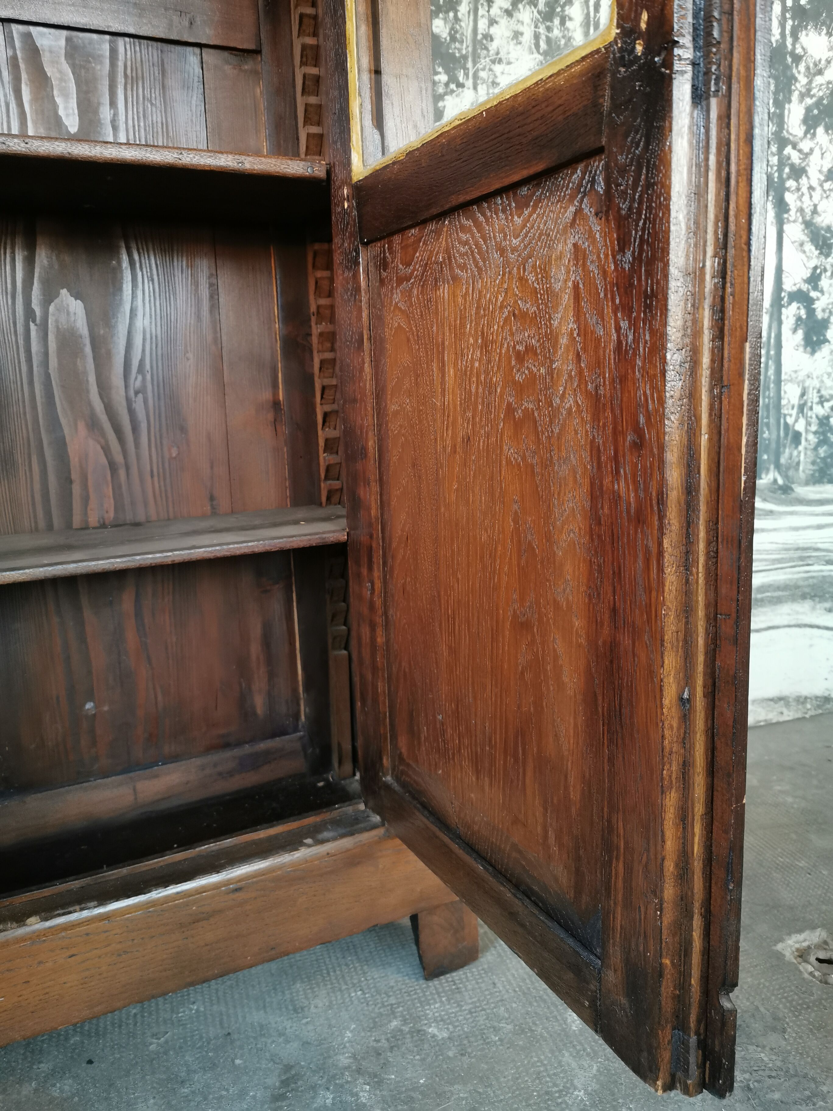 Library, wooden showcase