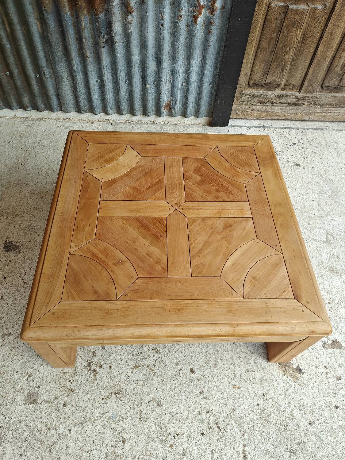 Square coffee table with a drawer in cherry wood.