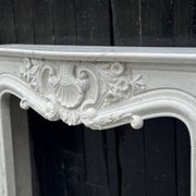 Cheminée de style Louis XV en marbre de Carrare vers 1980