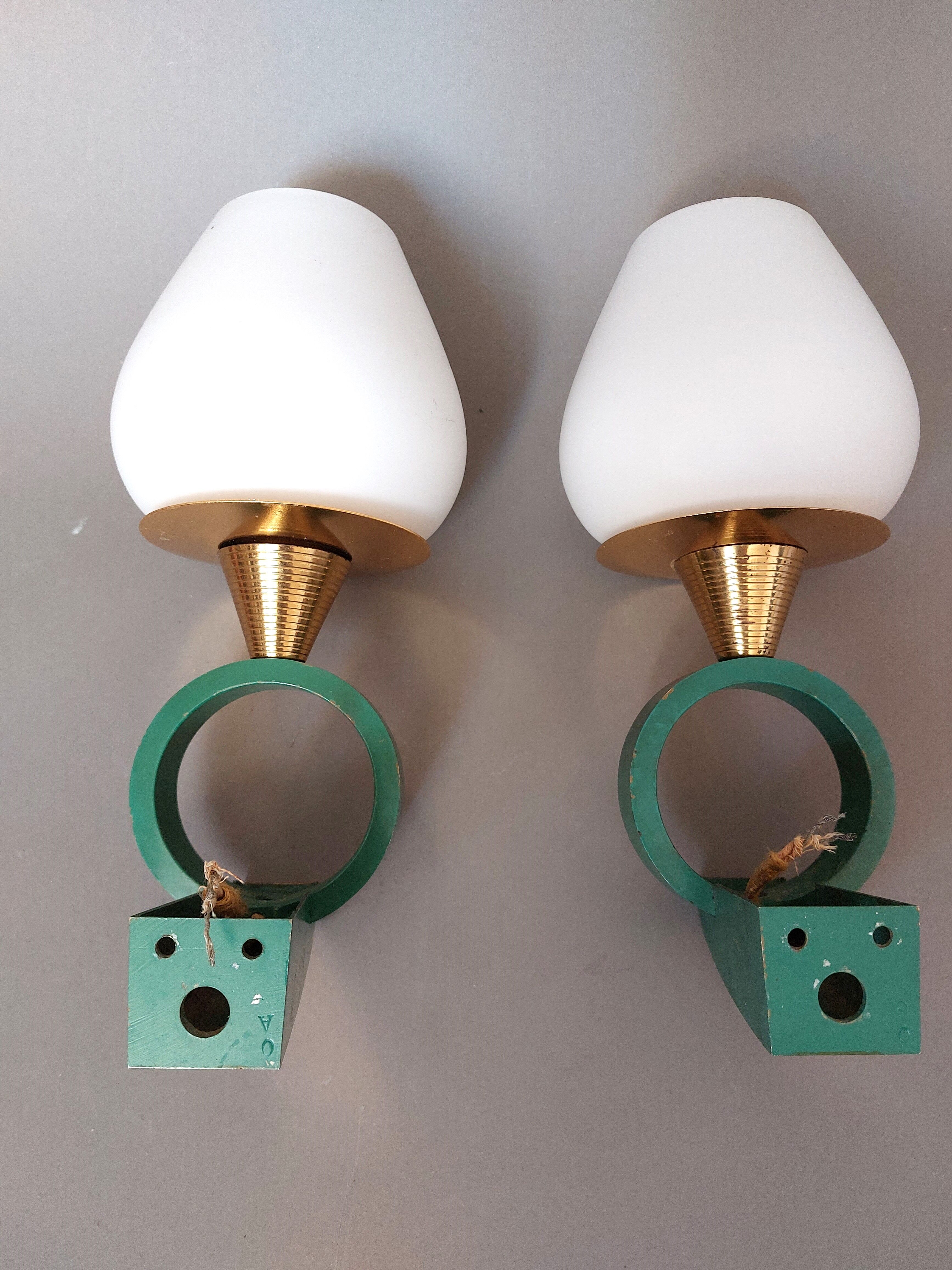 Pair of sconces in gilded brass and Art Deco lacquered
