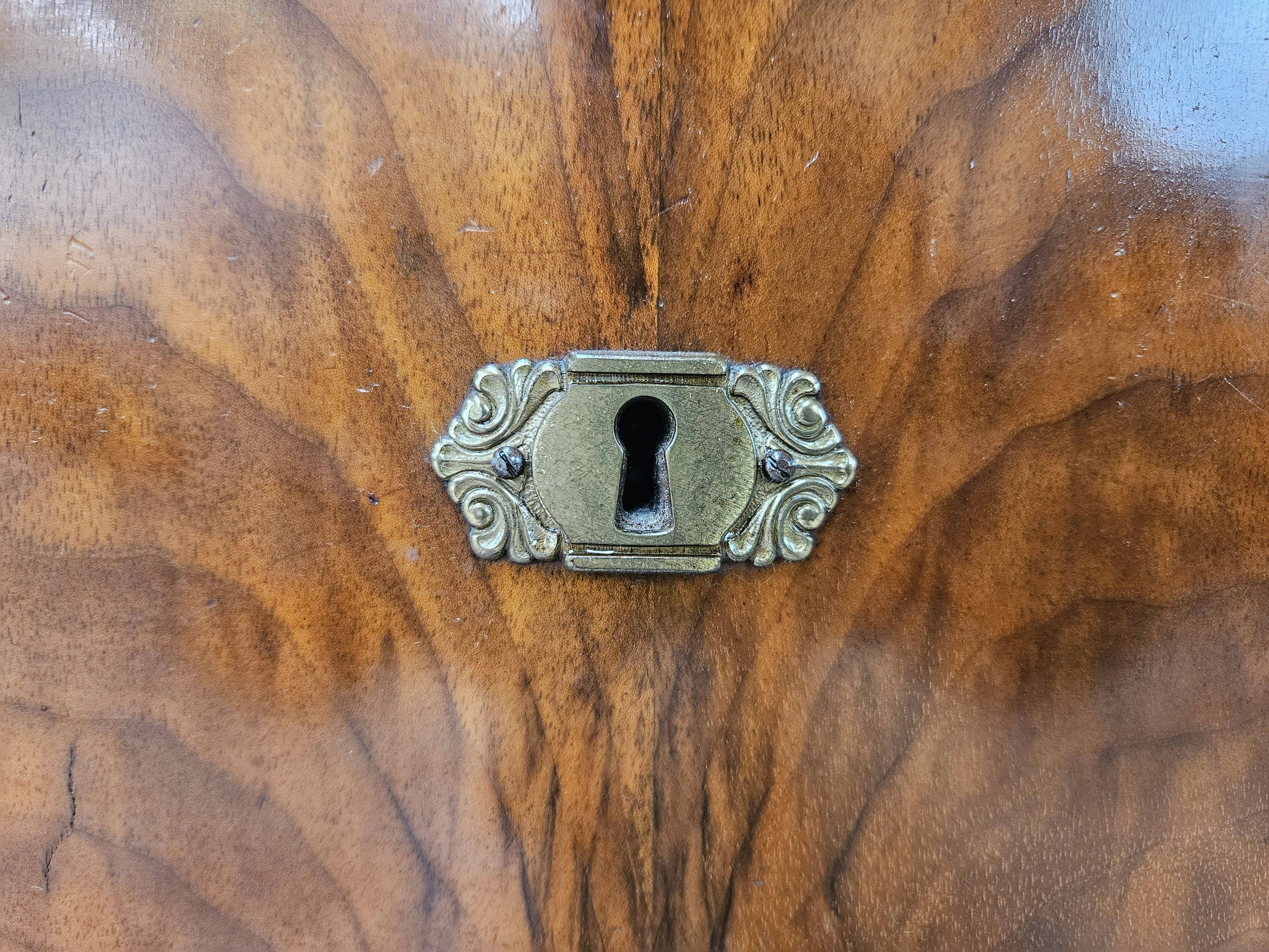 1940s Art Decò chest of drawers in walnut burl with black glass top