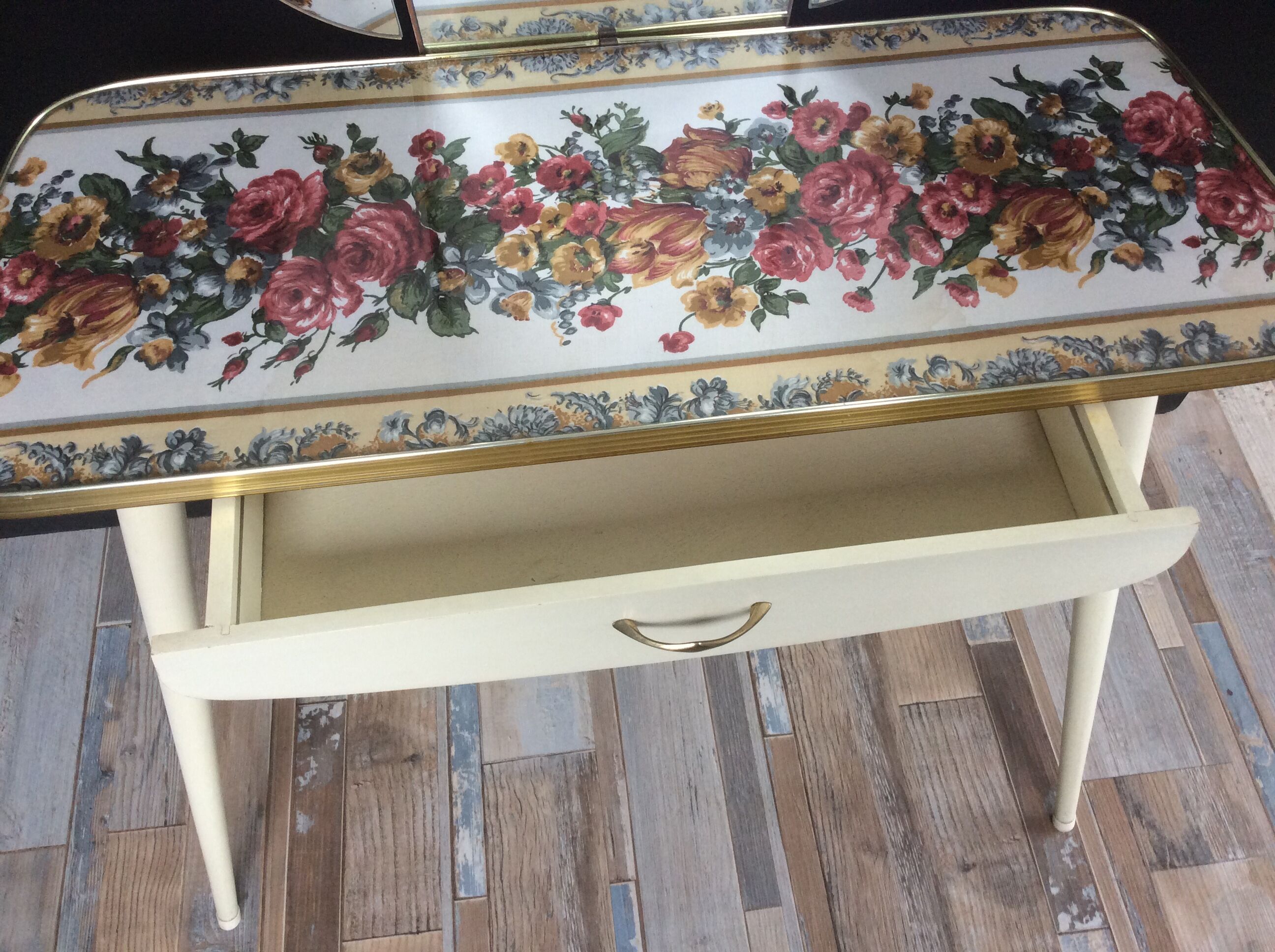 Hairdresser of the 50s and 60s with triptych mirror