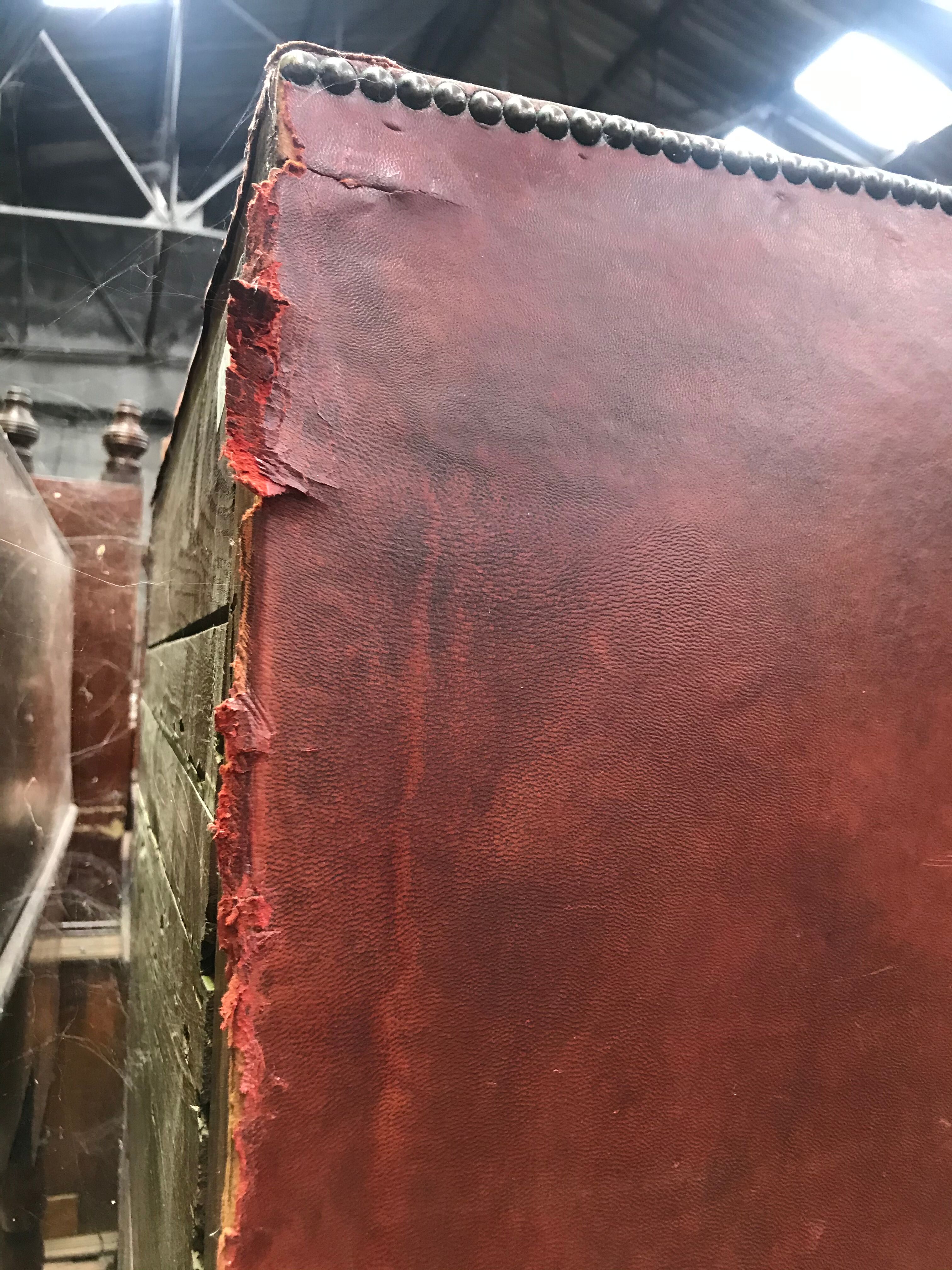 Coffre cloutés en cuir