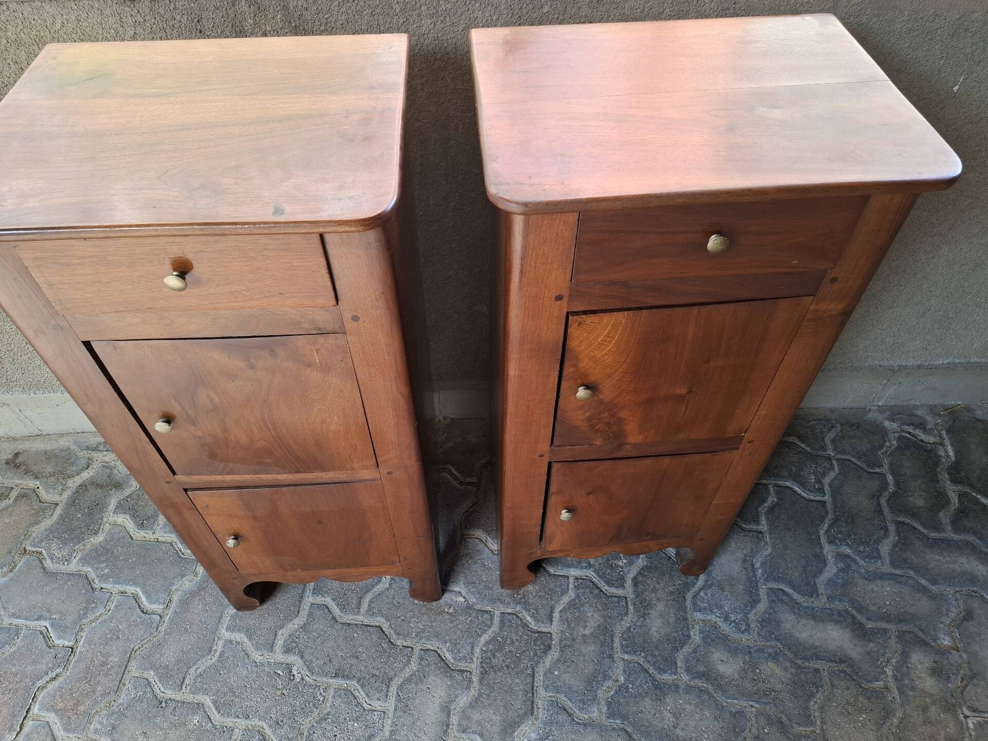 Pair of bedside commodes in walnut. Italy circa 1700s