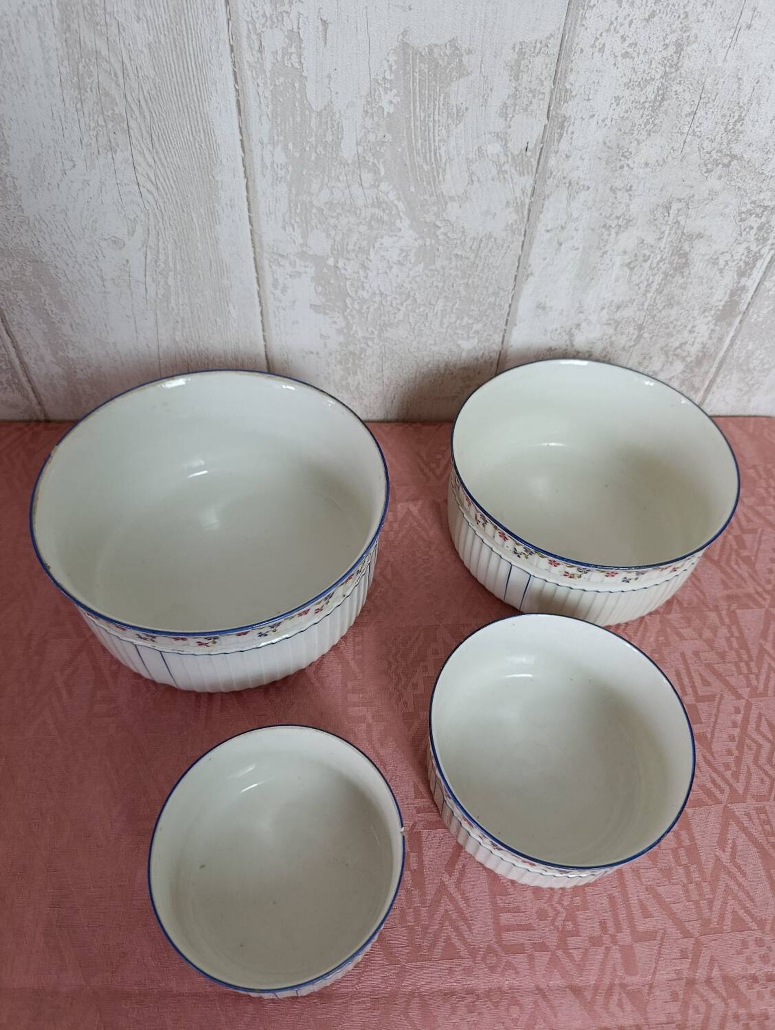 Nested salad bowls in fine decorated porcelain