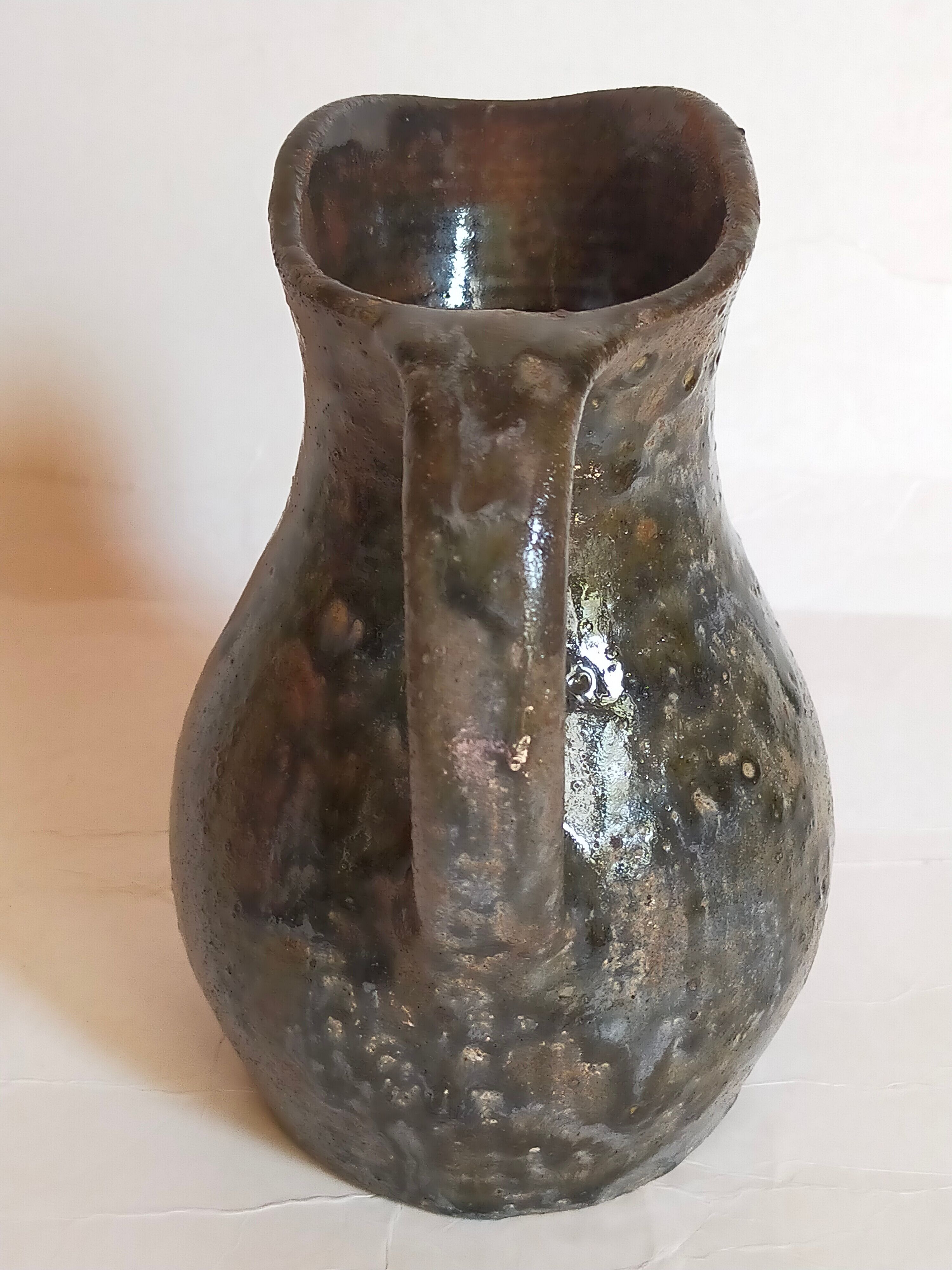 Potter's pitcher Art-popular in old enamelled earth