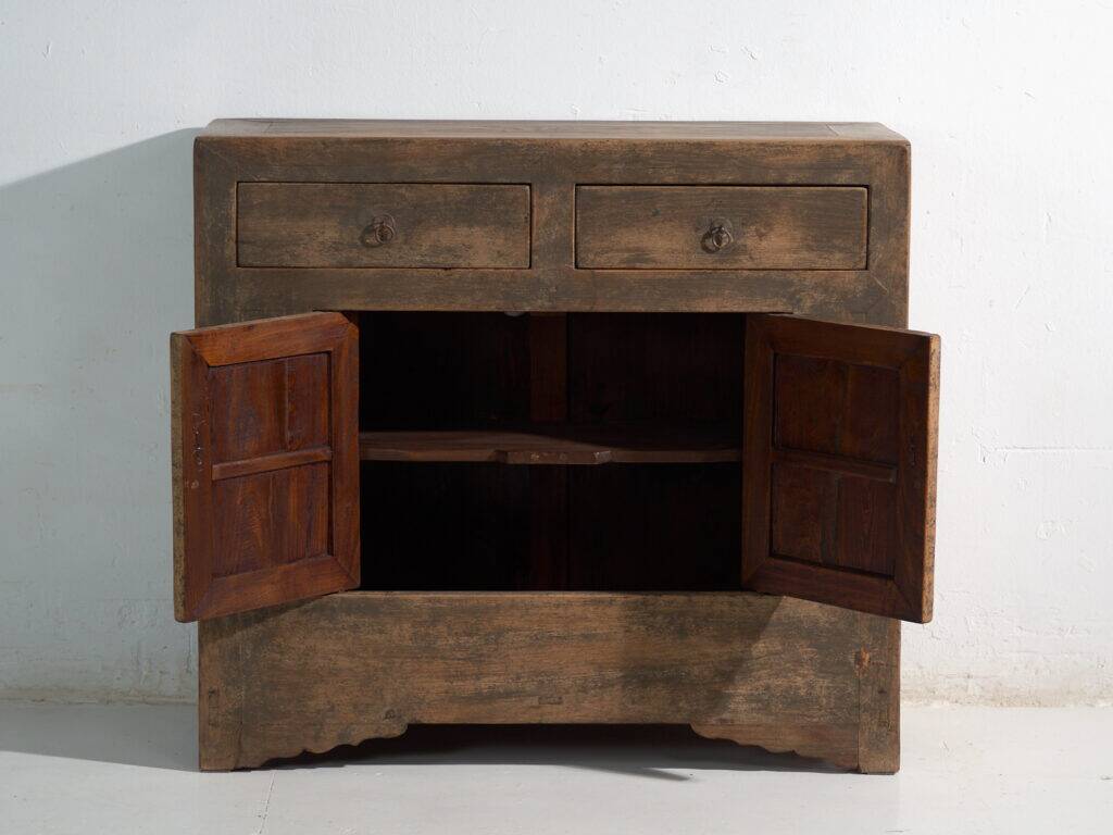 Buffet ancien en sapin à deux tiroirs et deux portes – Chine, vers 1930