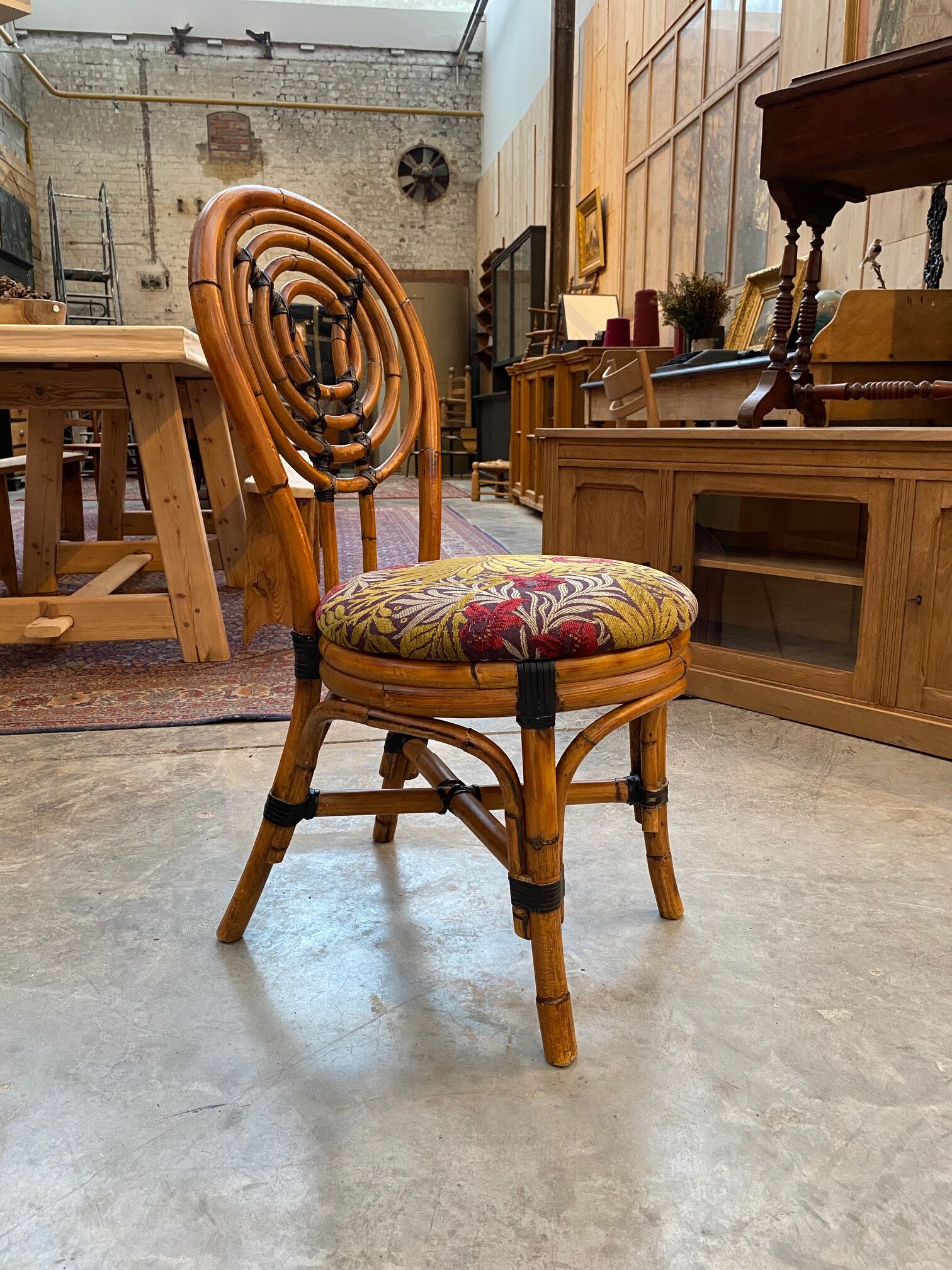 Suite de 12 chaises vintages