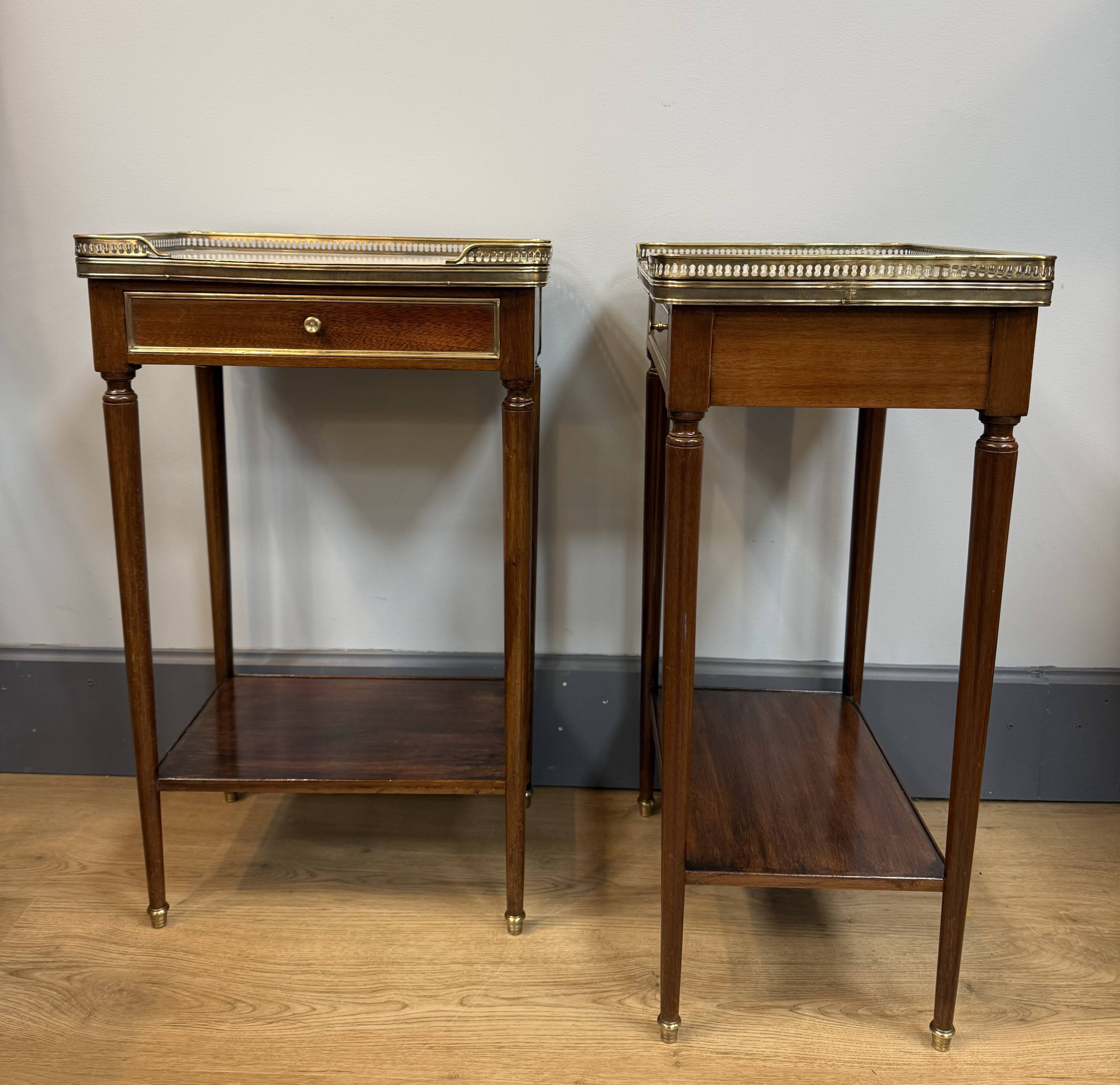 Paire de chevets style Louis XVI en acajou