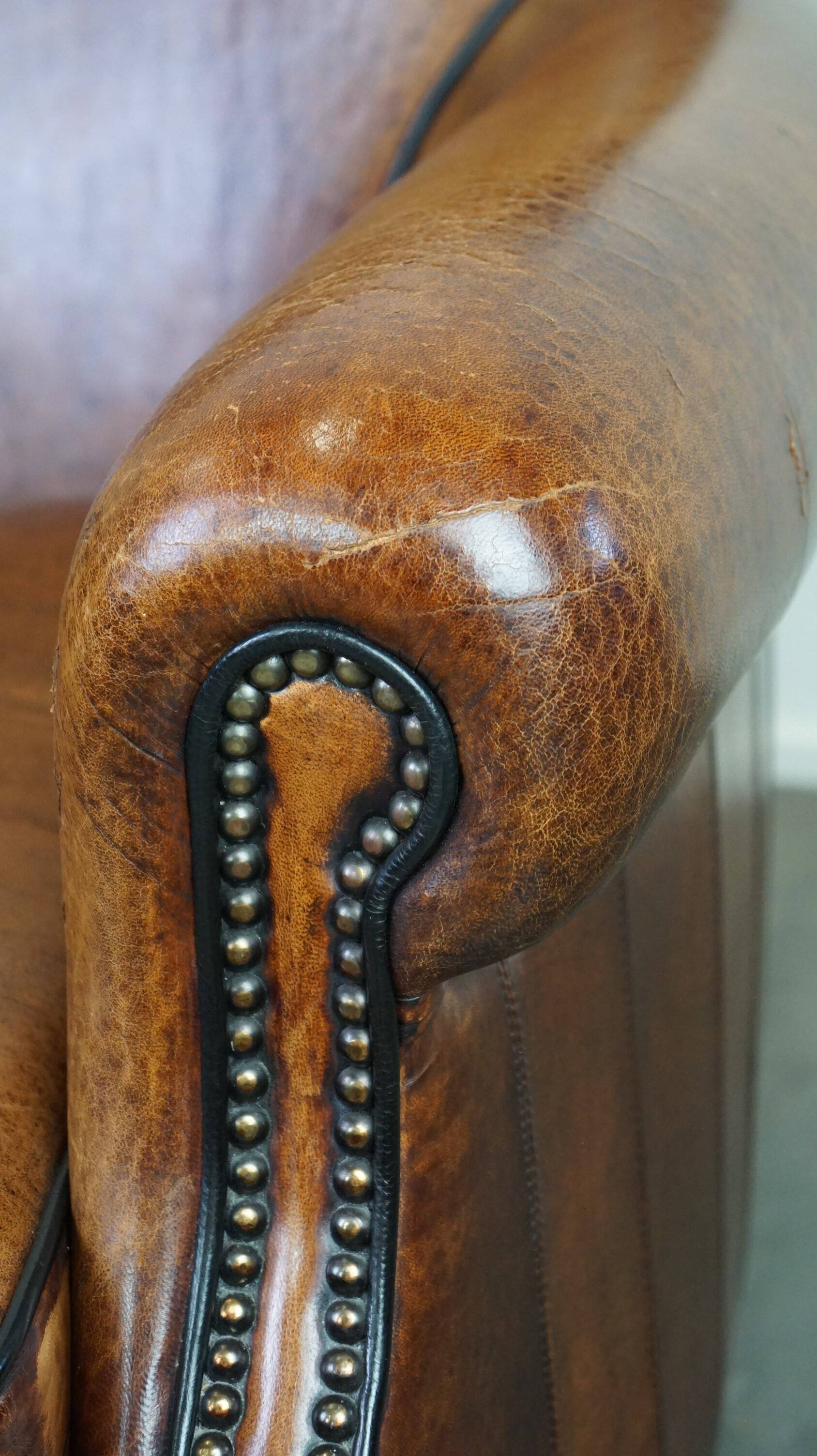 Correct and comfortable sheep leather armchair/armchair with a beautiful finish