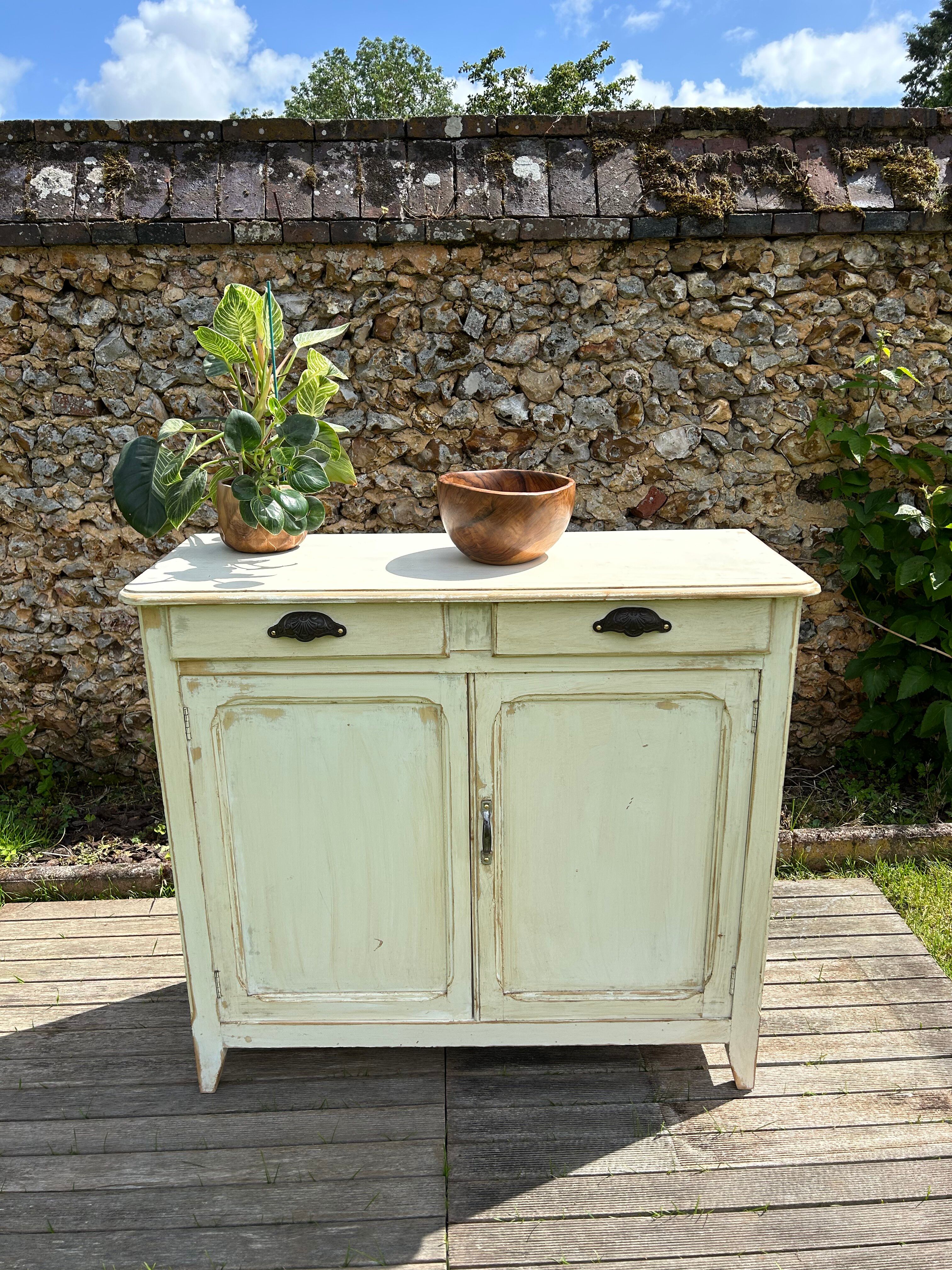 Buffet parisien vintage patine blanche