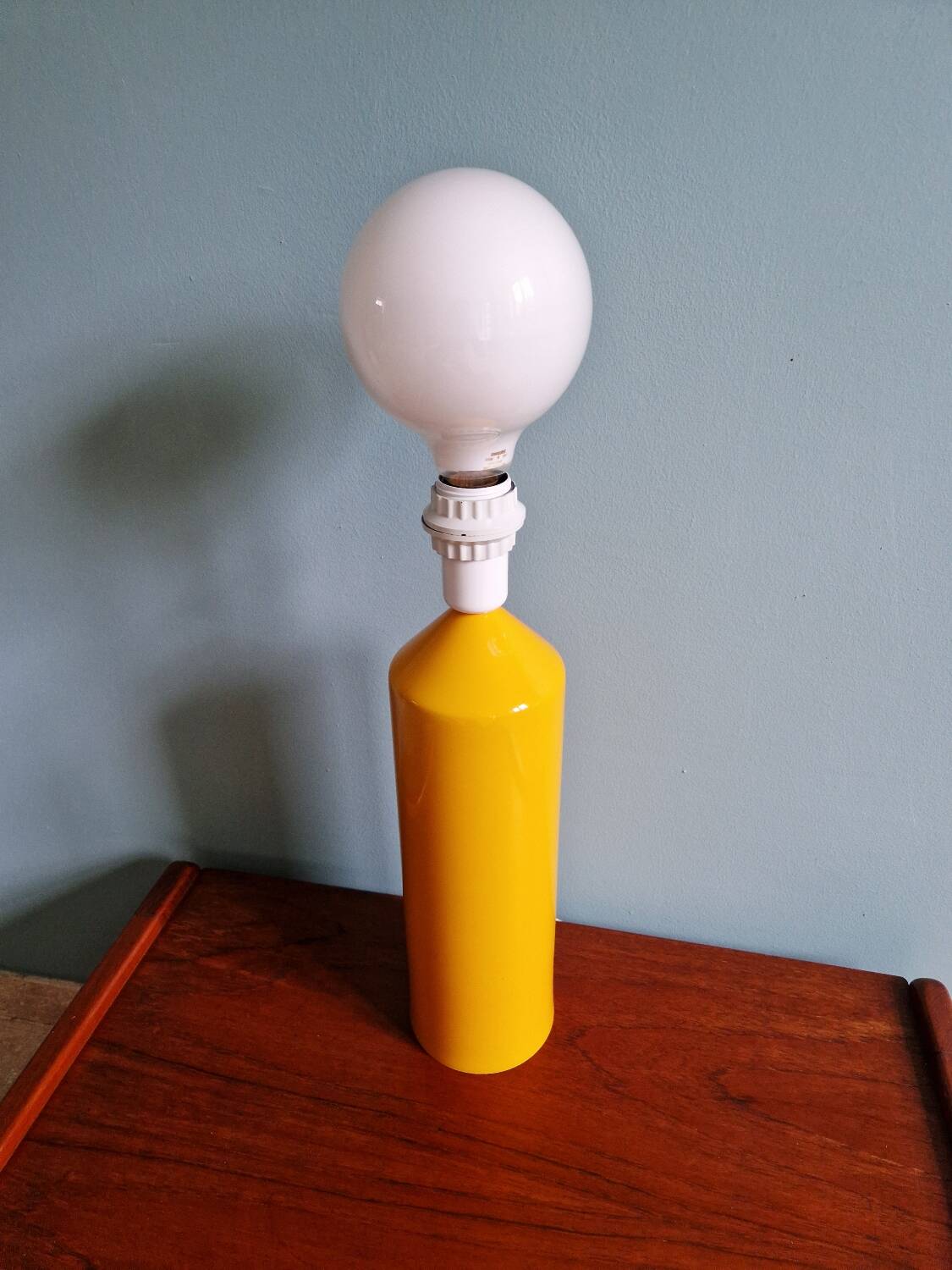 Vintage table lamp in yellow lacquered metal, 1980s