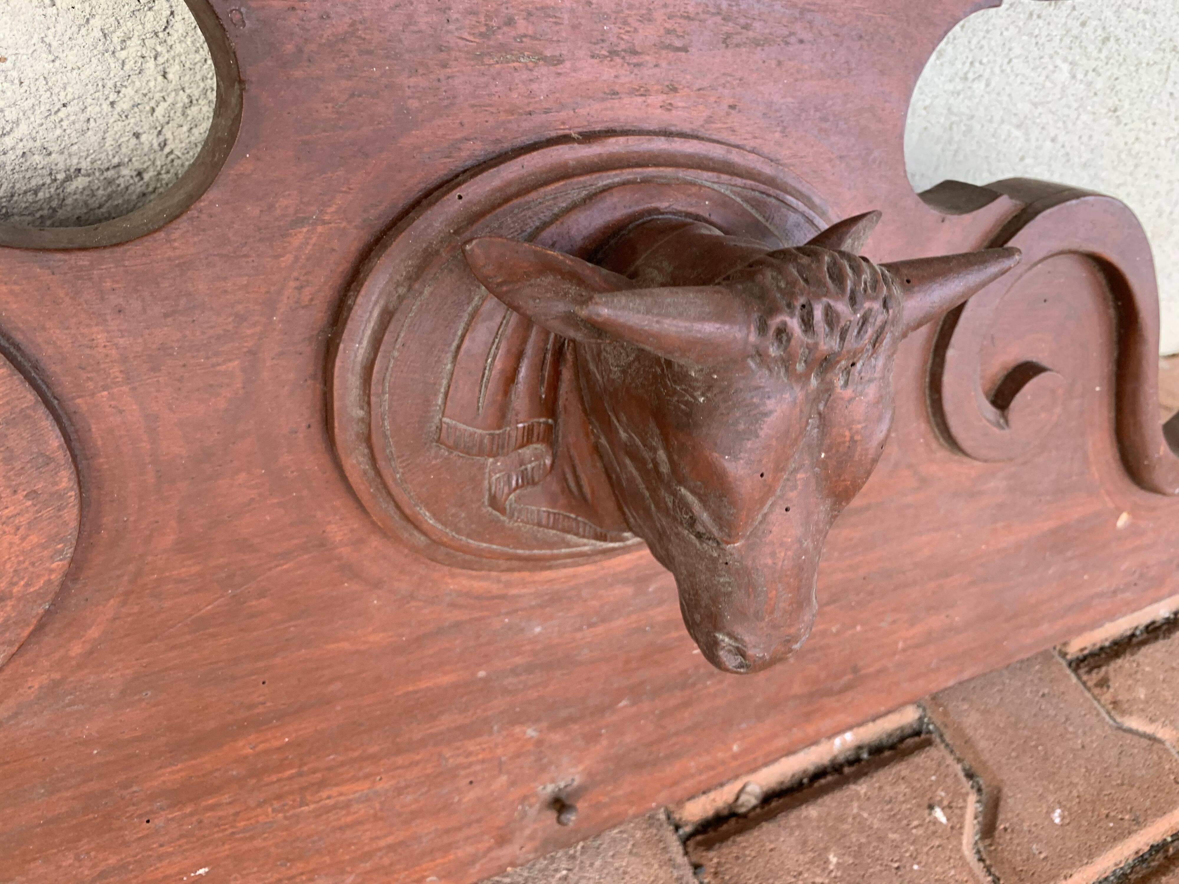 Log frontispiece with ox heads