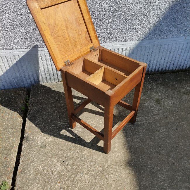 Shoeshine stool, chest stool