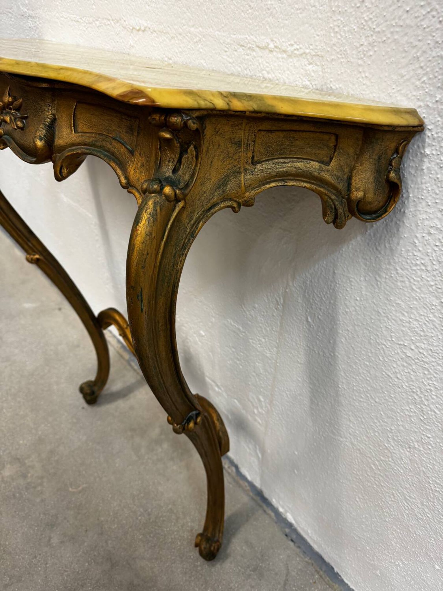 Console en bois sculpté doré et marbre de style Louis XV