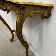 Console en bois sculpté doré et marbre de style Louis XV