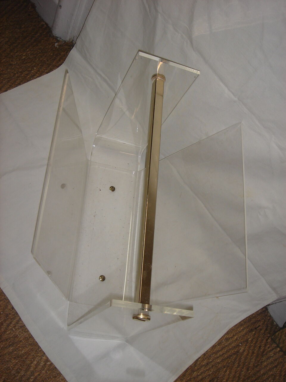 magazine rack in plexiglass ice of David Lange, 1970