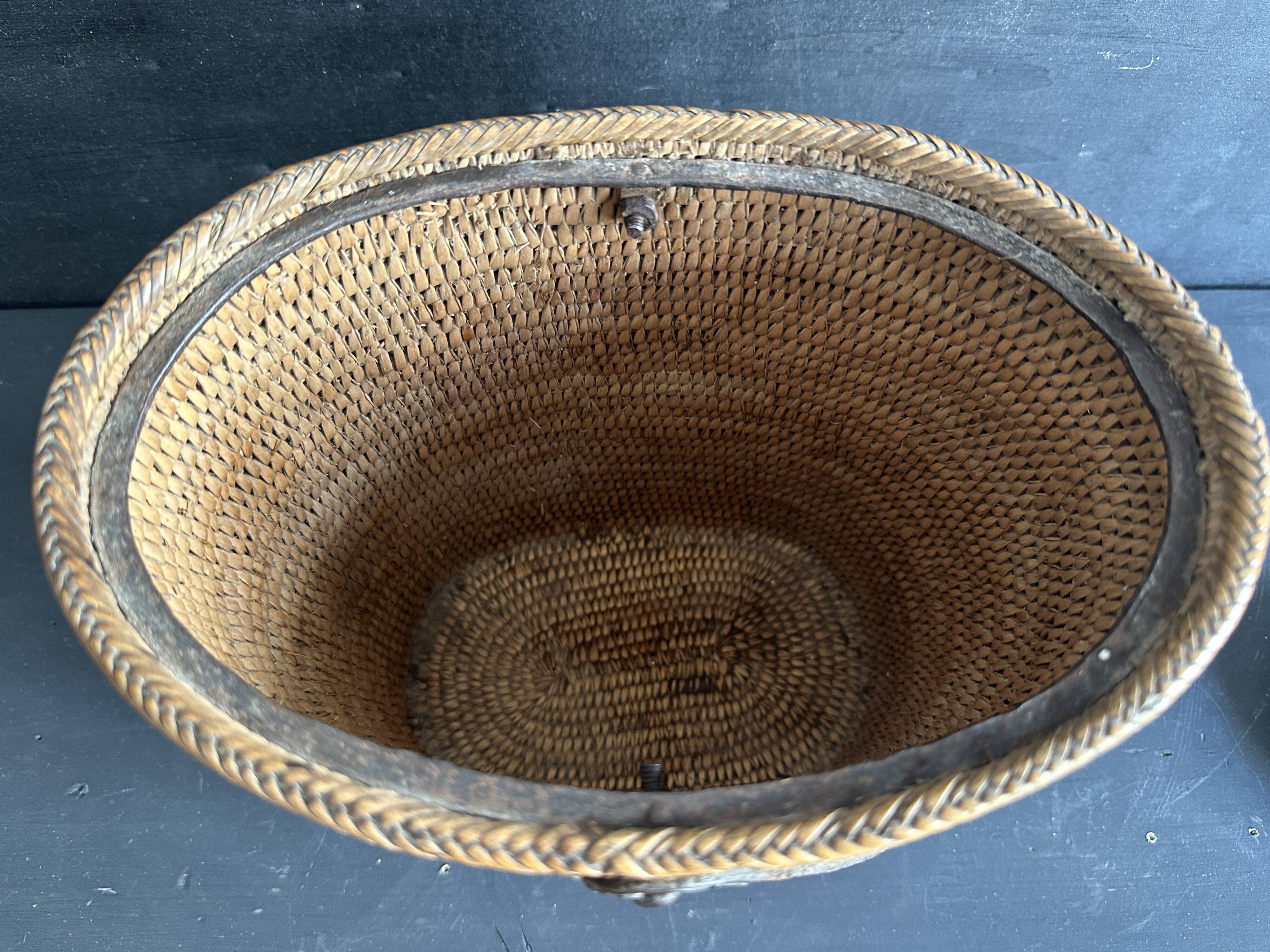 Ancien sac panier en vannerie, bois et cuir, XIXe siècle