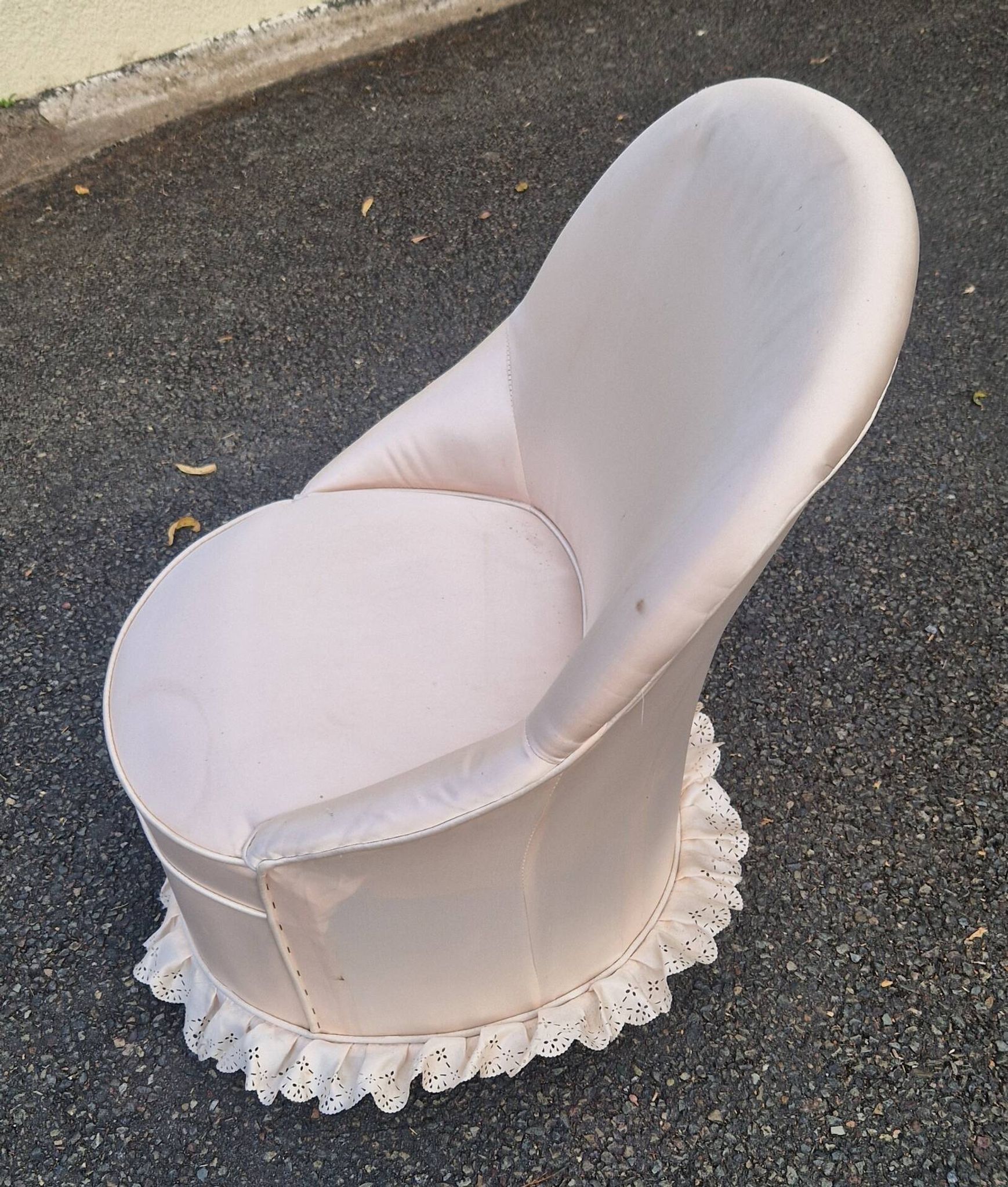 Vintage frog chair in white fabric