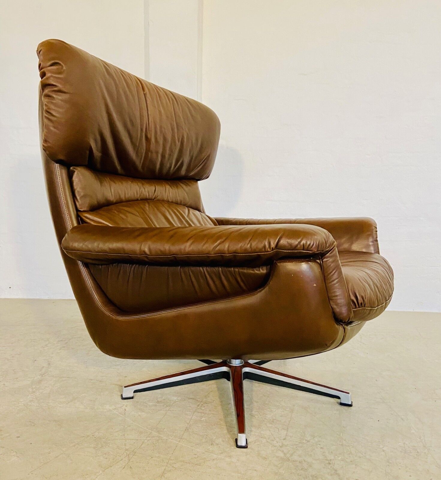 Chaise œuf pivotante en cuir danoise vintage des années 1970 par Bramin