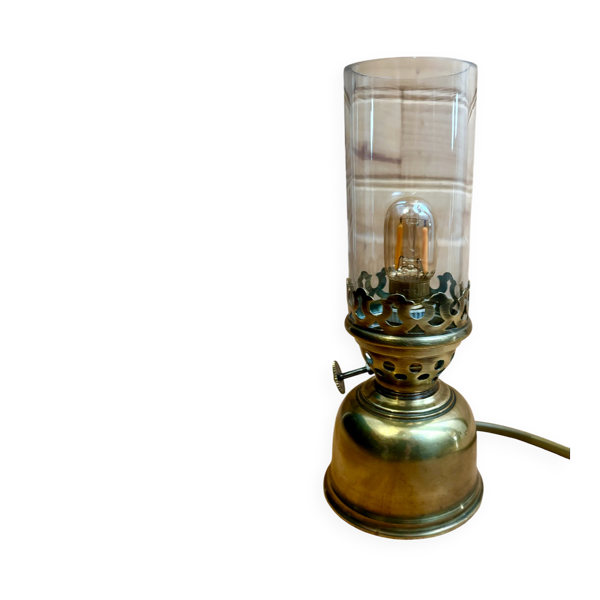 Lampe à pétrole électrifiée