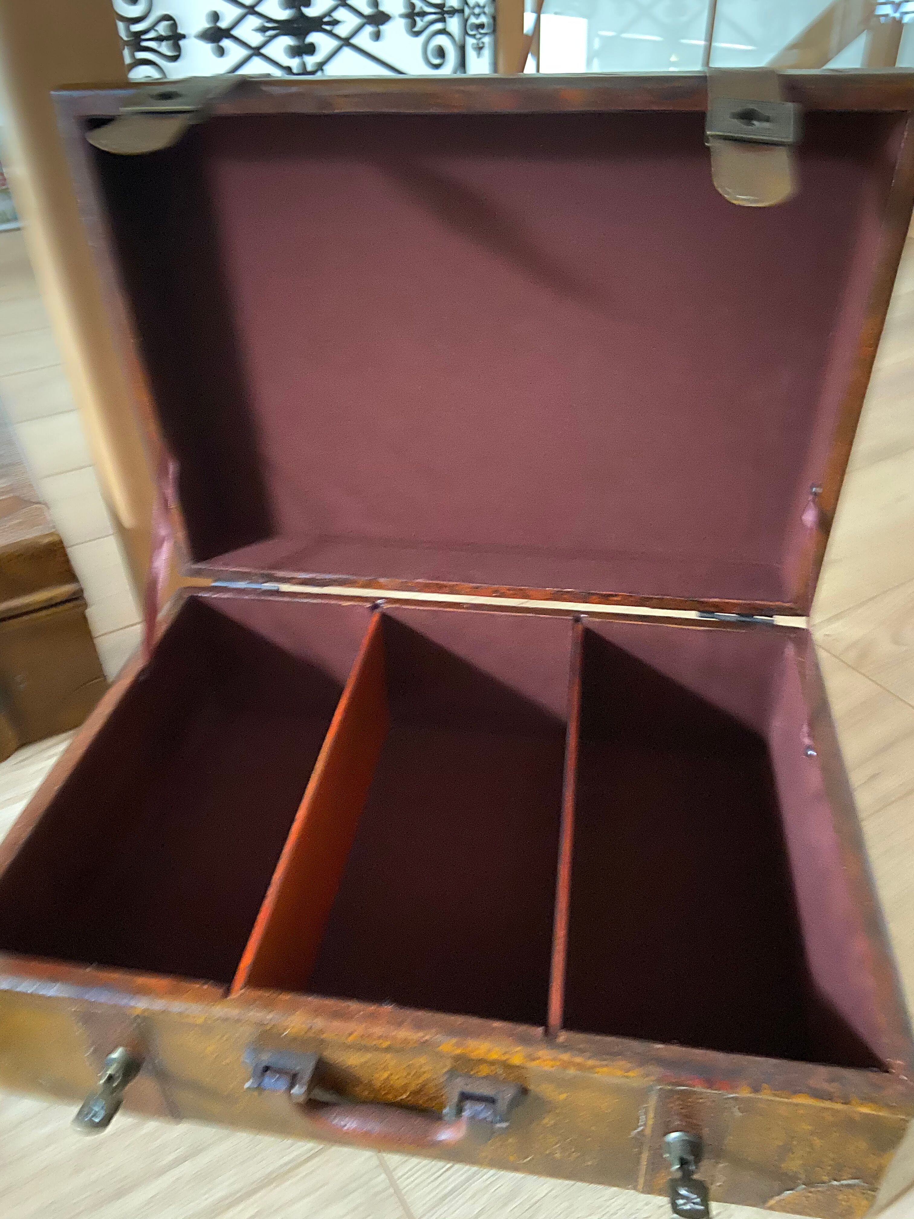 Set 3 old suitcases in papier-mâché and wood from China