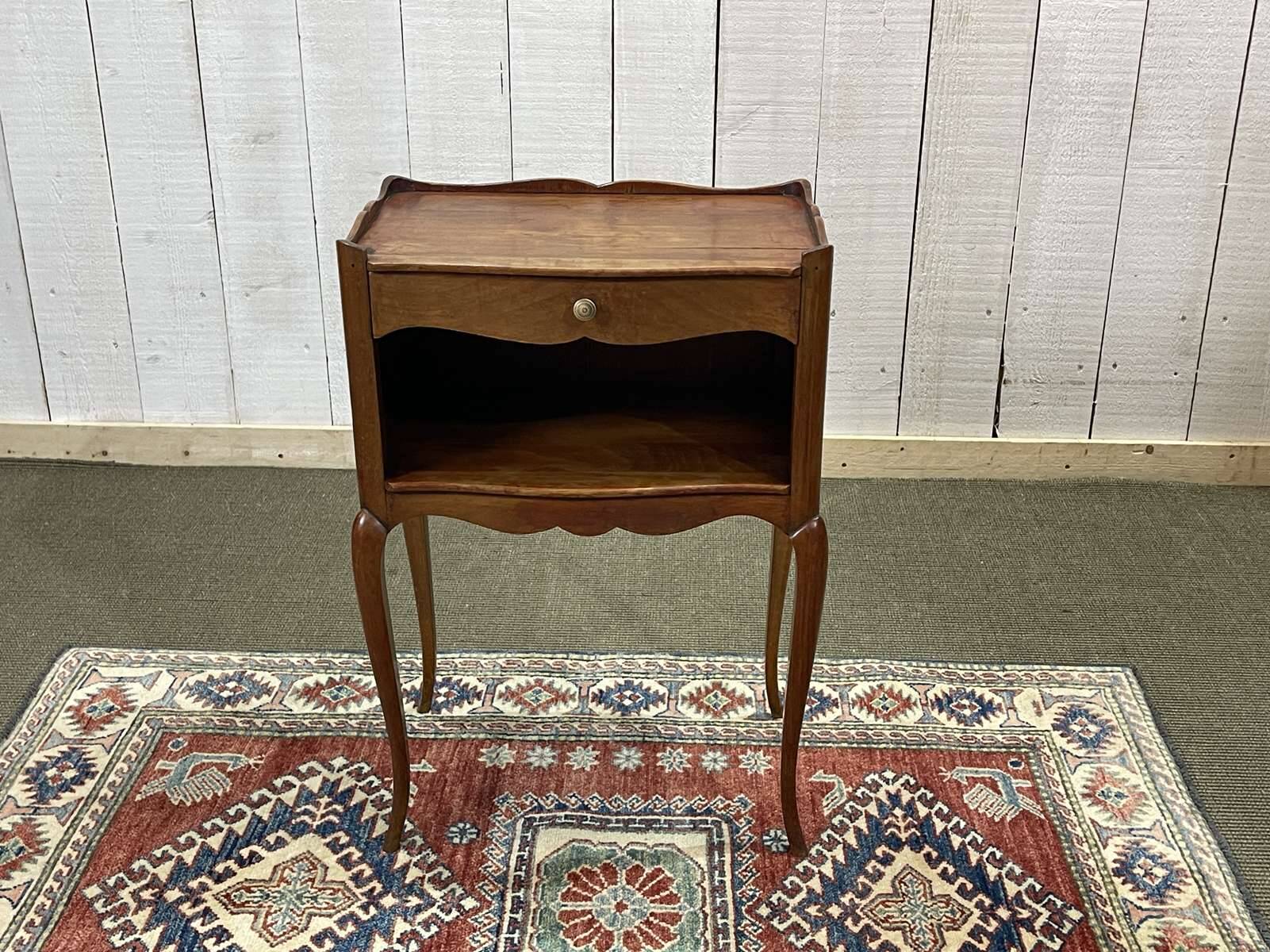 Table de nuit en merisier de style Louis XV des années 50