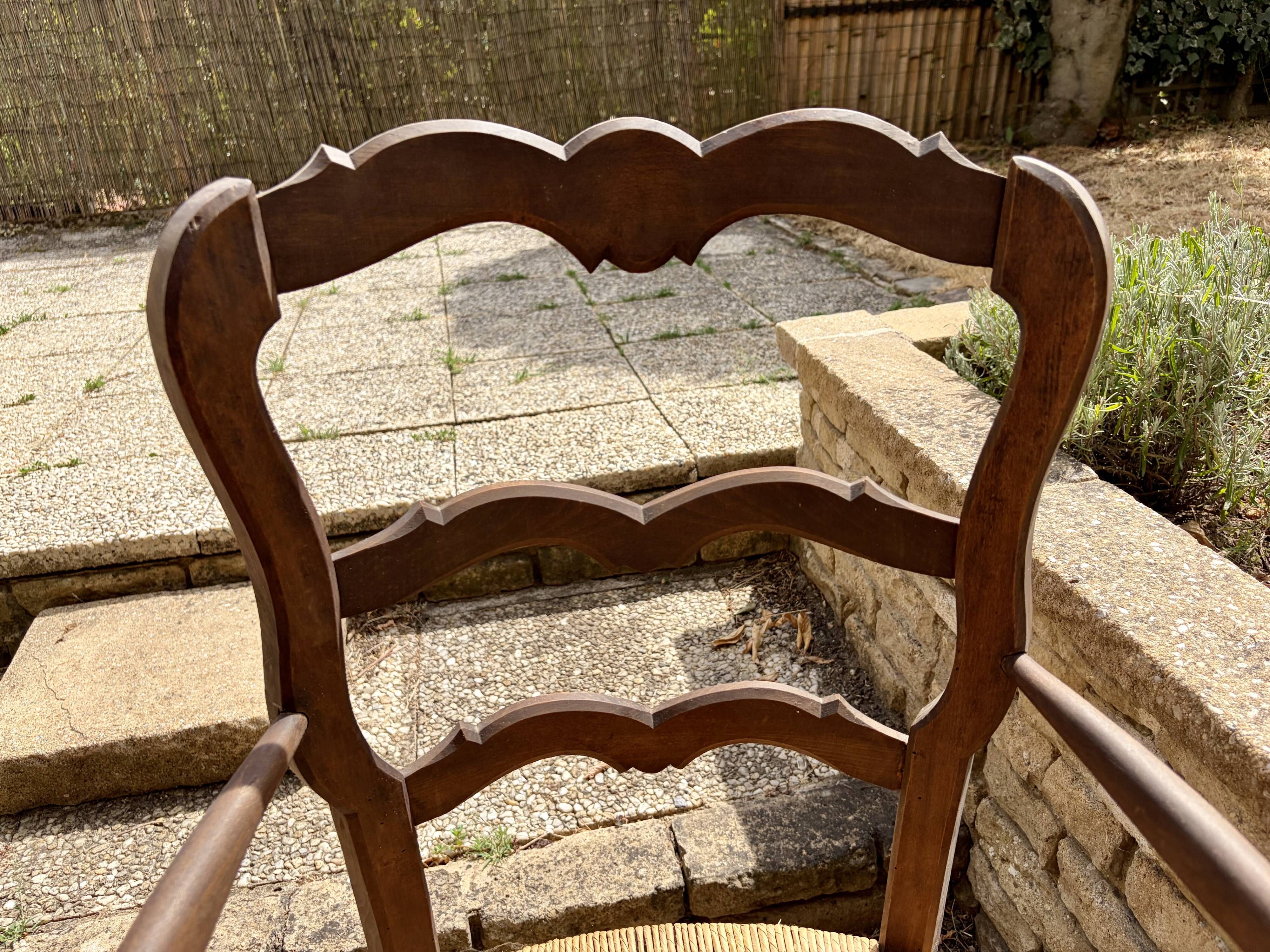 Antique Provençal armchair in wood with a straw seat.