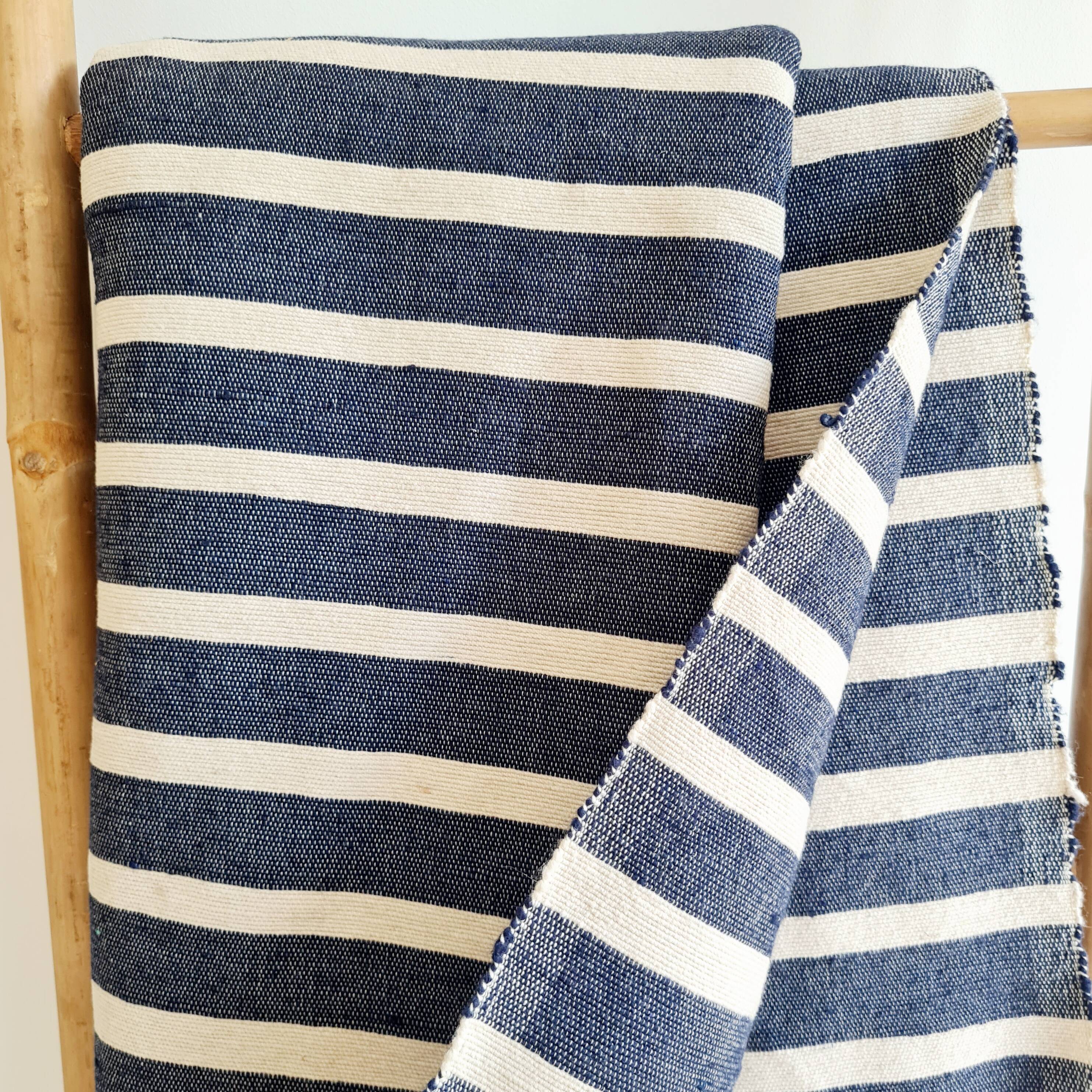 Plaid tissé main à rayures marine et crème - franges légères