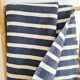 Plaid tissé main à rayures marine et crème - franges légères