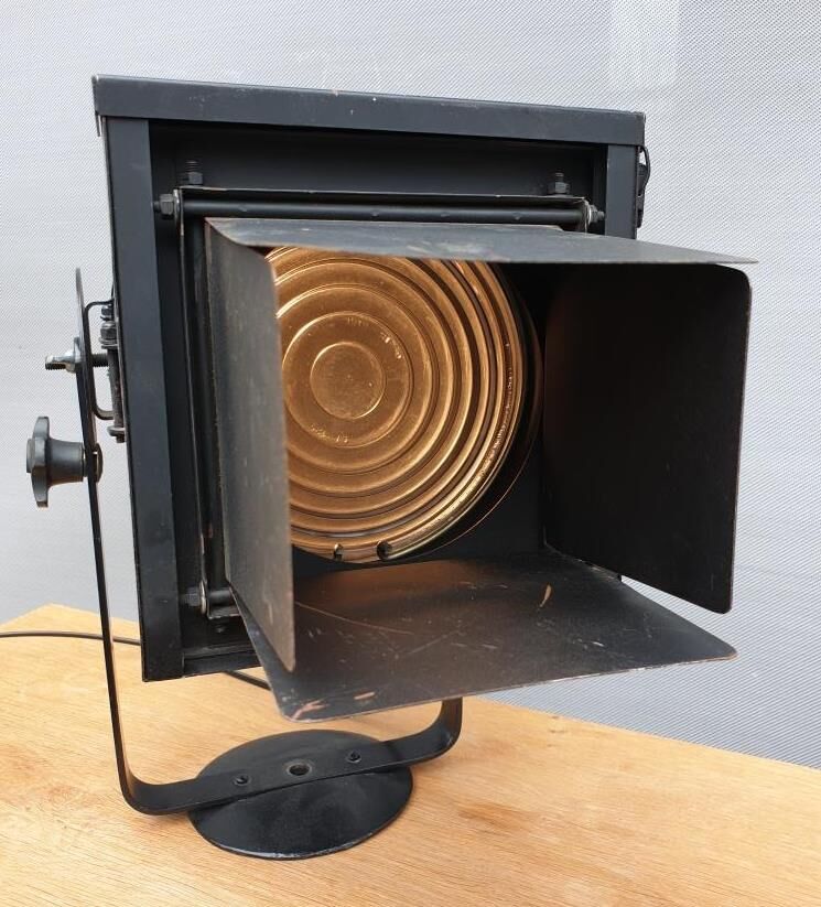 Cremer D70 projector lamp with focus shutters