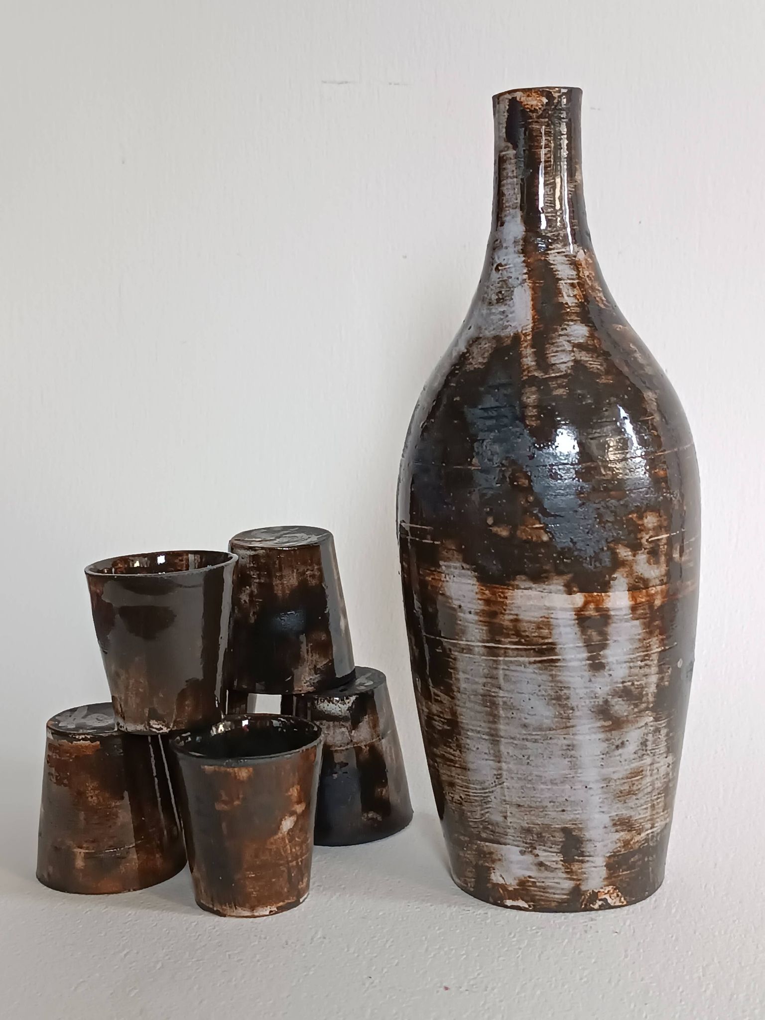 Une bouteille et six gobelets en céramique Gérard Hofmann Vallauris 1950