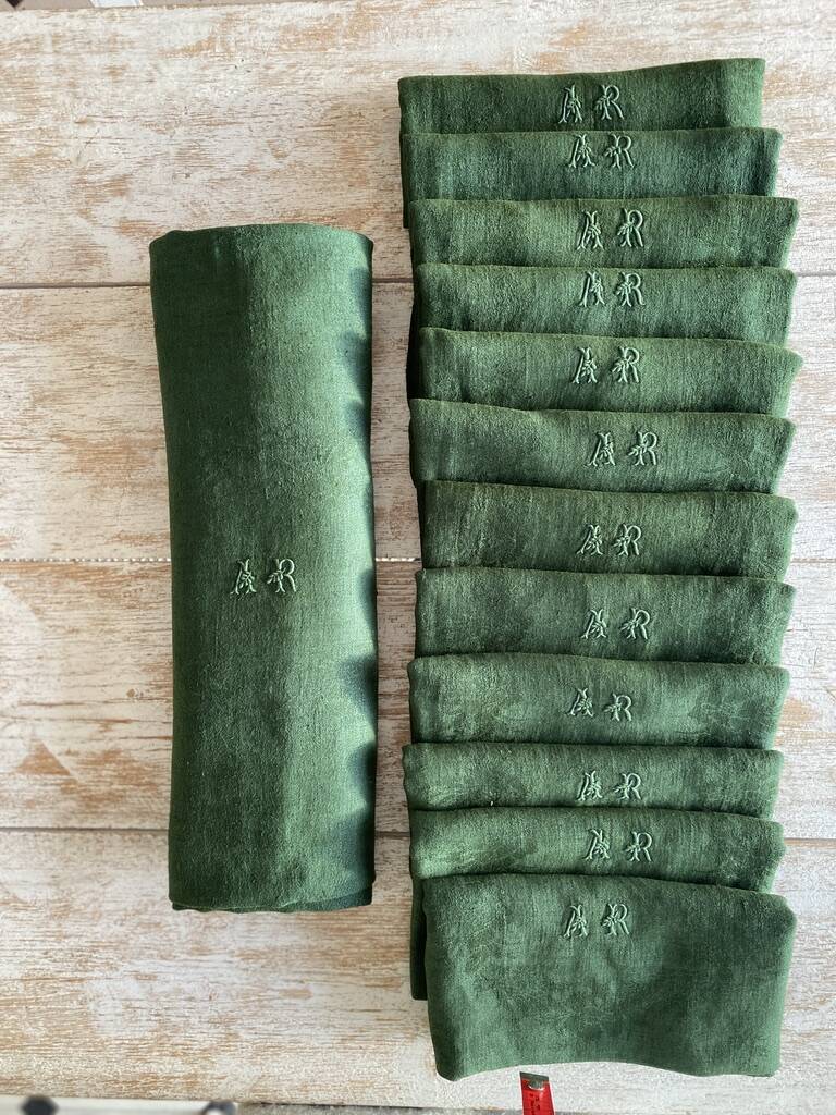 Old tablecloths and its 12 AR monogram damask napkins - 125x186 cm - cotton