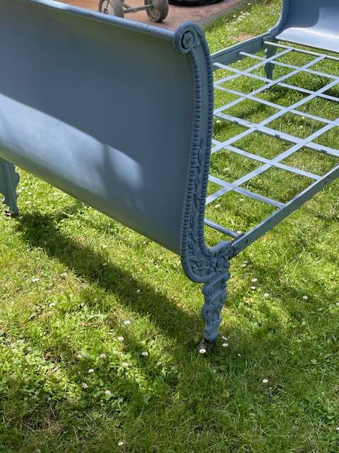 Napoleon III cast iron daybed on wheels