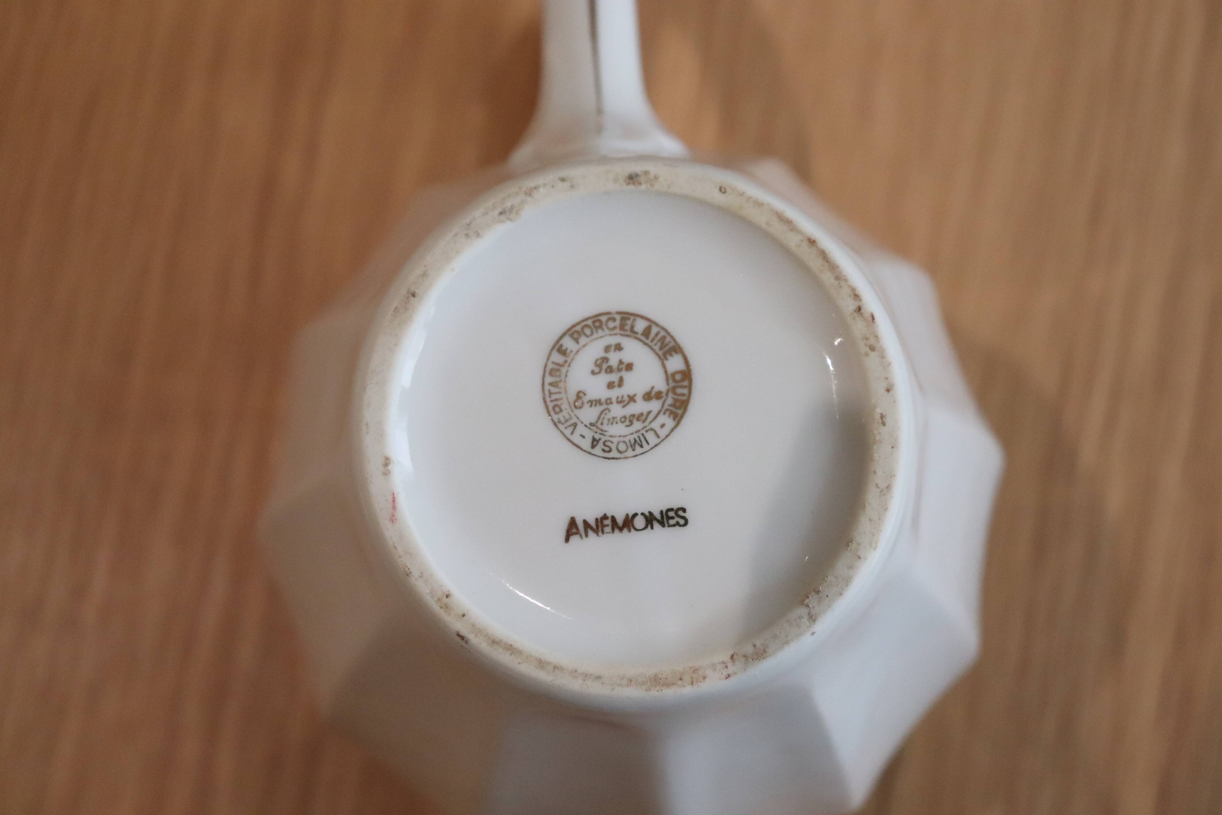 Coffee and tea service in Limoges porcelain with anemone flower pattern and gilding.