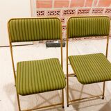 Deux chaises vertes et dorées