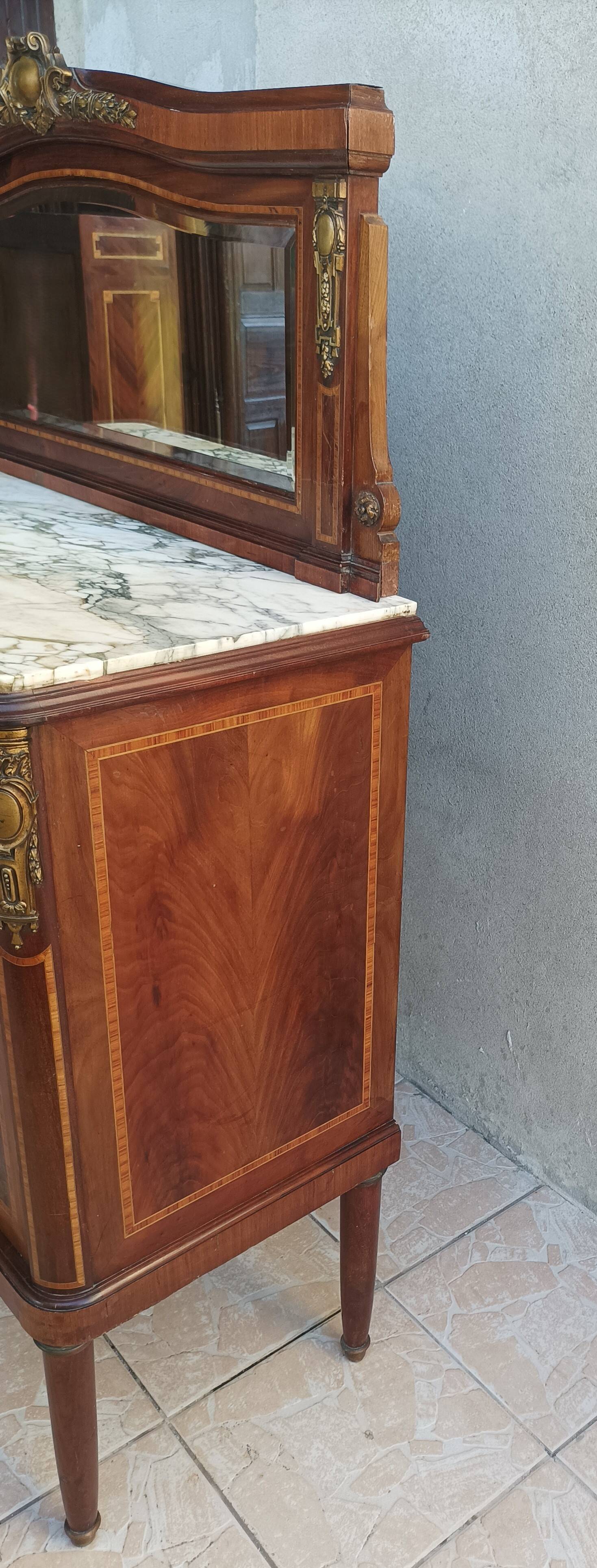 Buffet desserte Louis XVI en placage d'acajou et marqueterie de bois précie