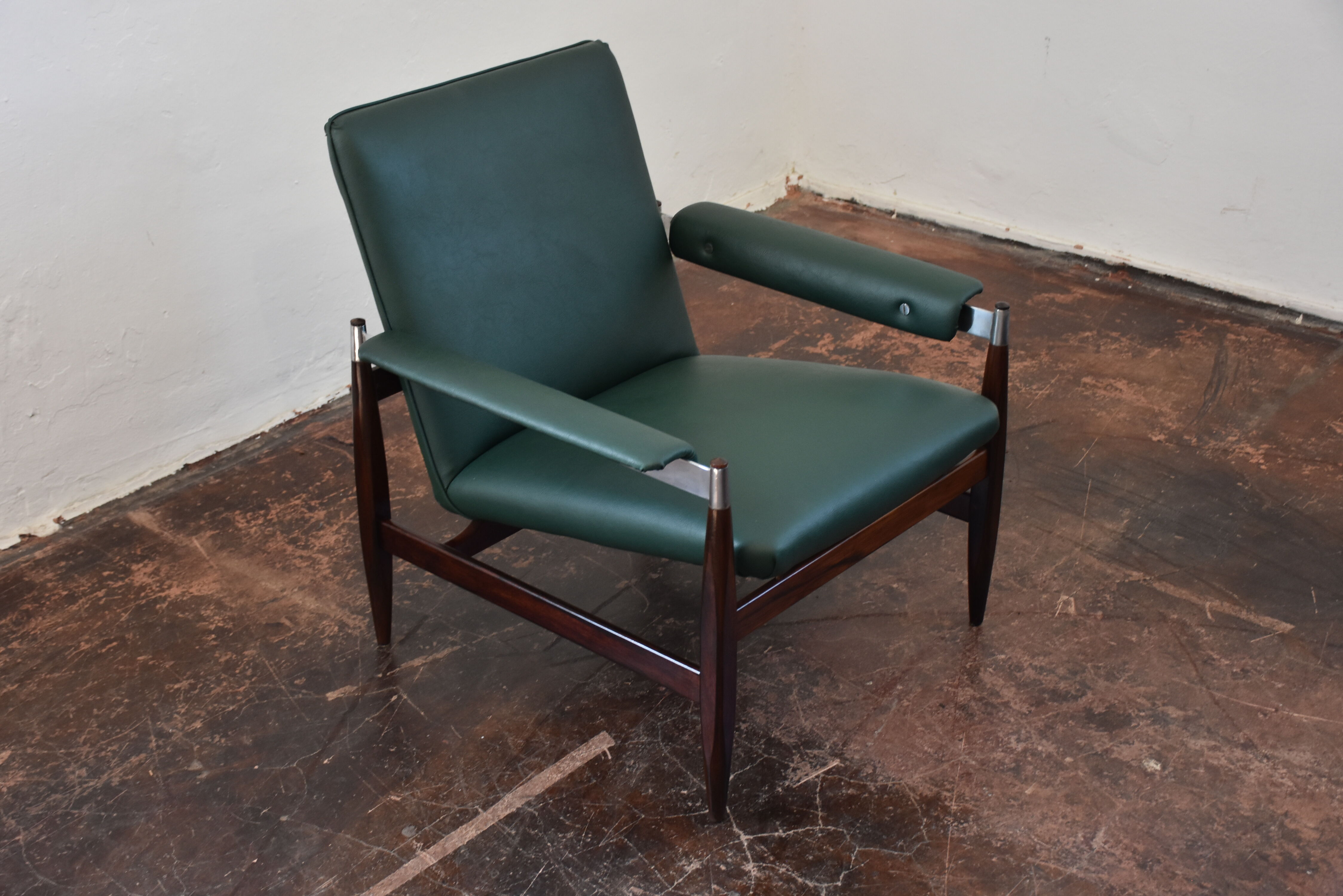 Fauteuil en palissandre & simili cuir modèle 112 par Leolux, années 1960
