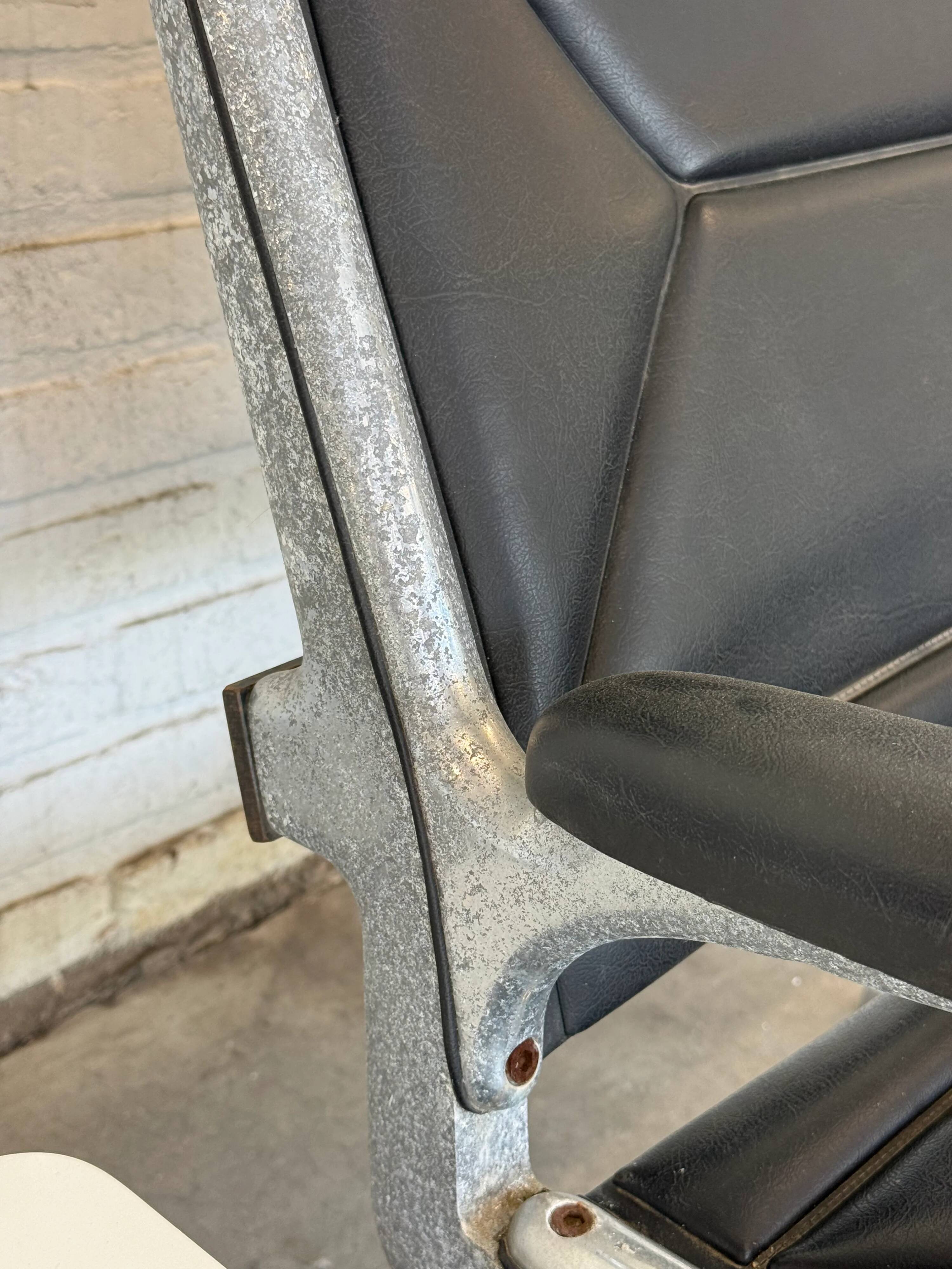 Vintage Eames airport lounge chair – 2 seats with integrated table