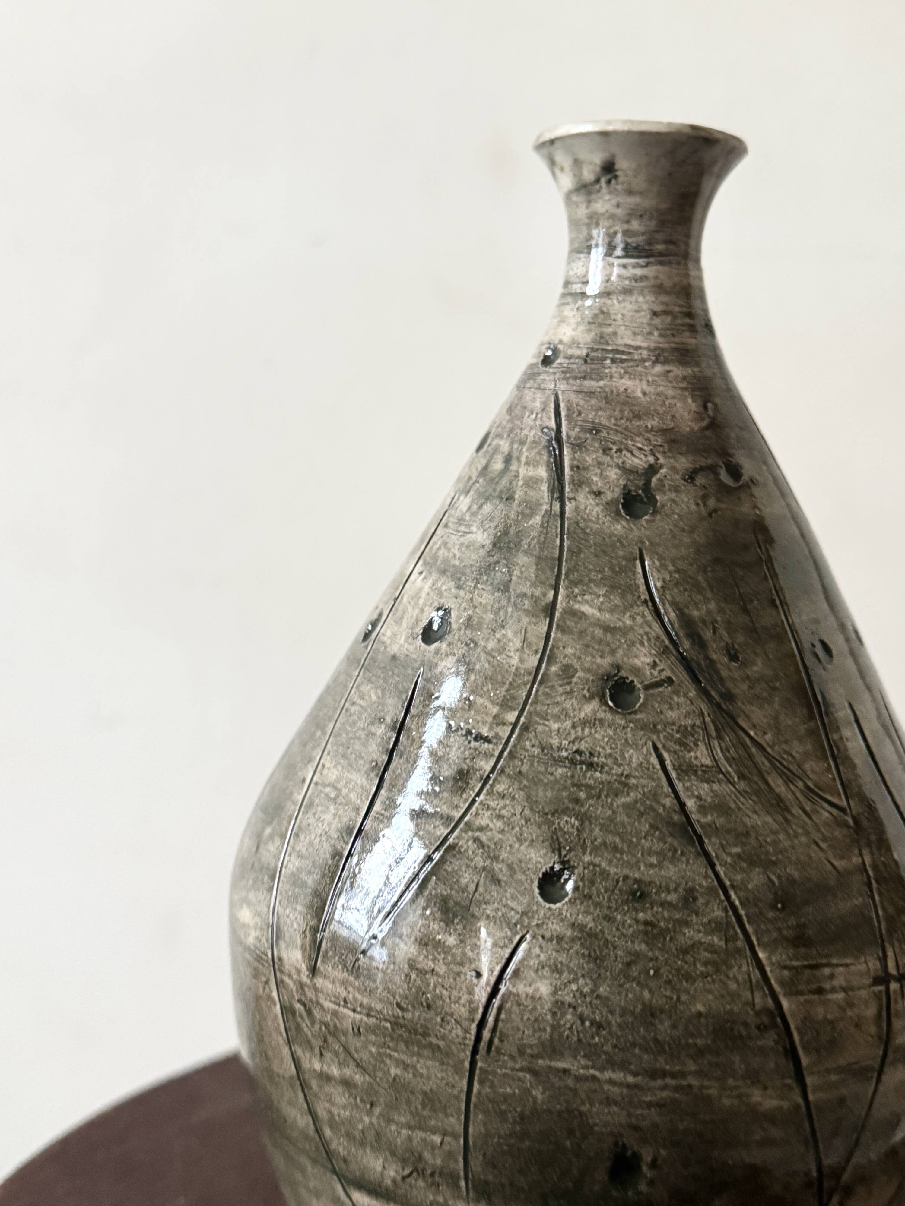 Japandi vase in glazed and incised ceramic, signed with a stamp.