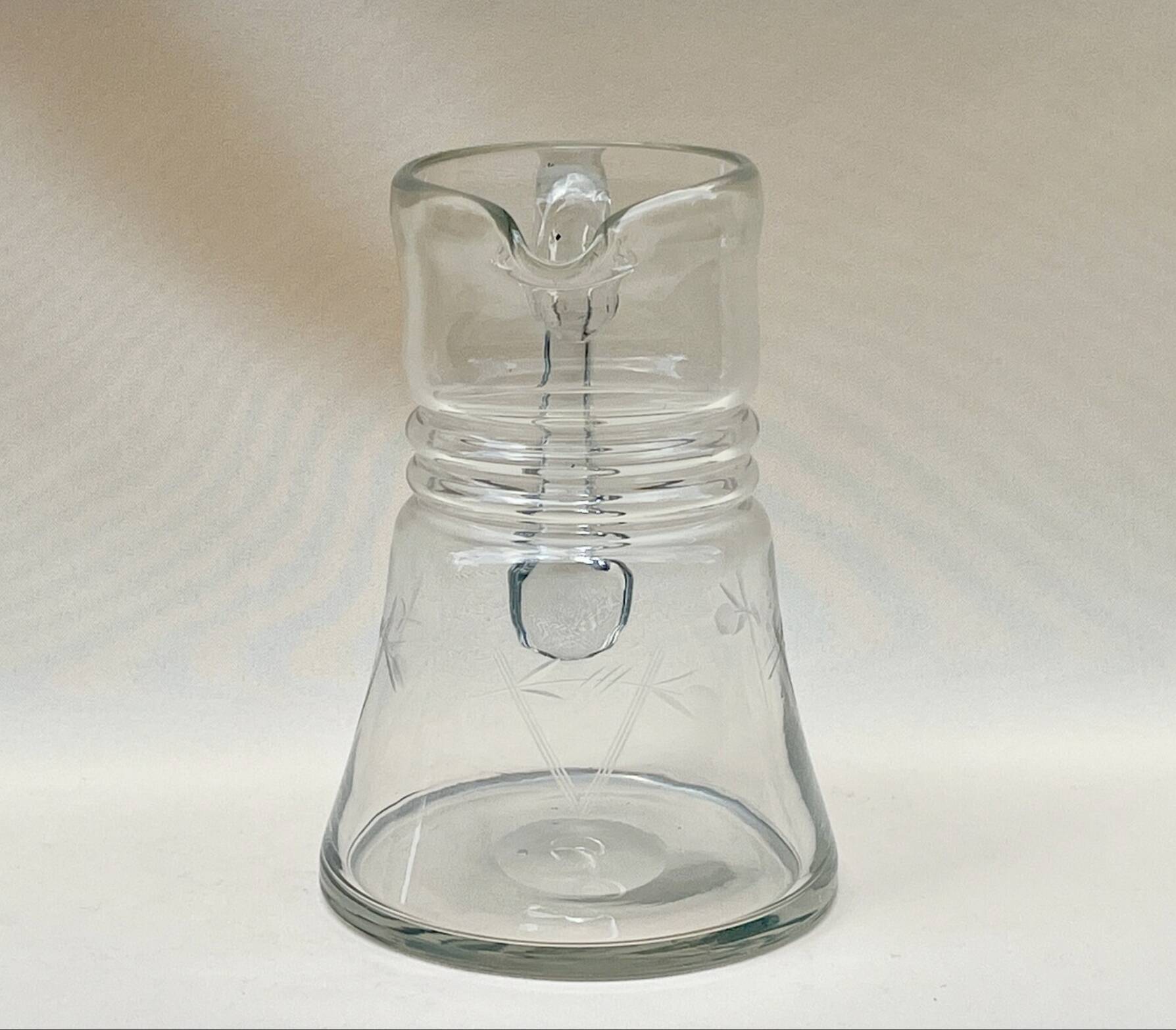 Ancienne carafe  pichet en verre soufflé  décor de feuilles ciselées 1940