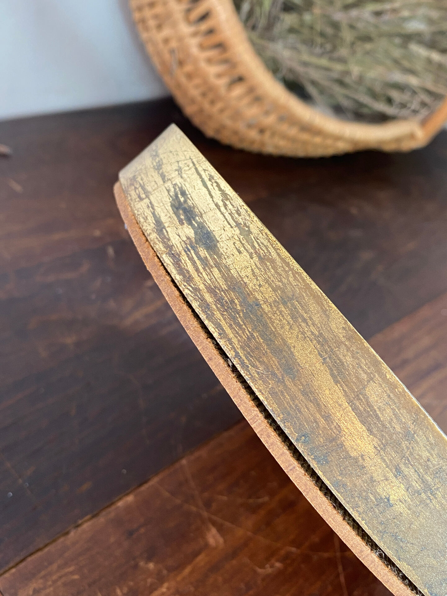 Miroir rond en bois de couleur dorée